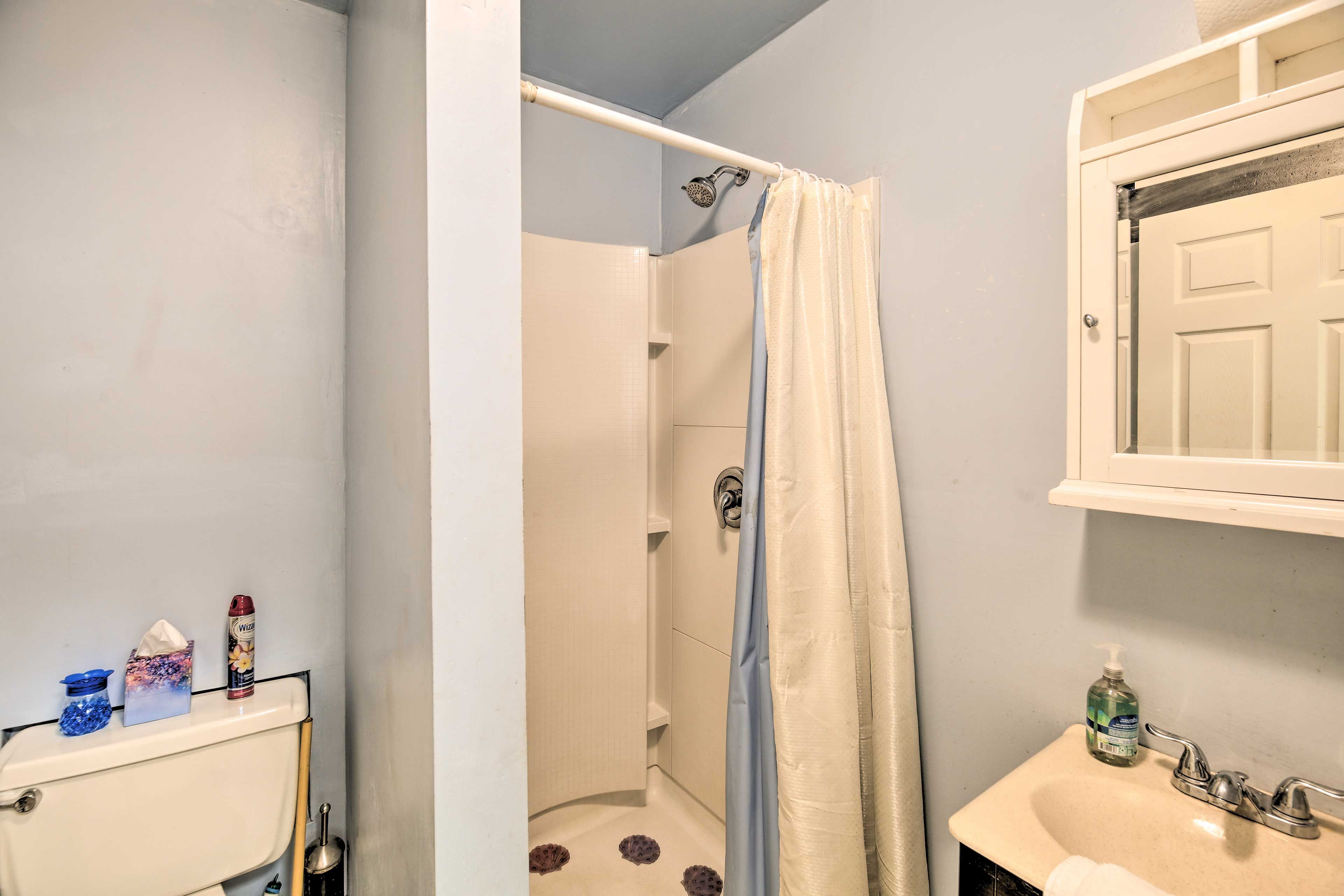 Full Bathroom | Complimentary Toiletries