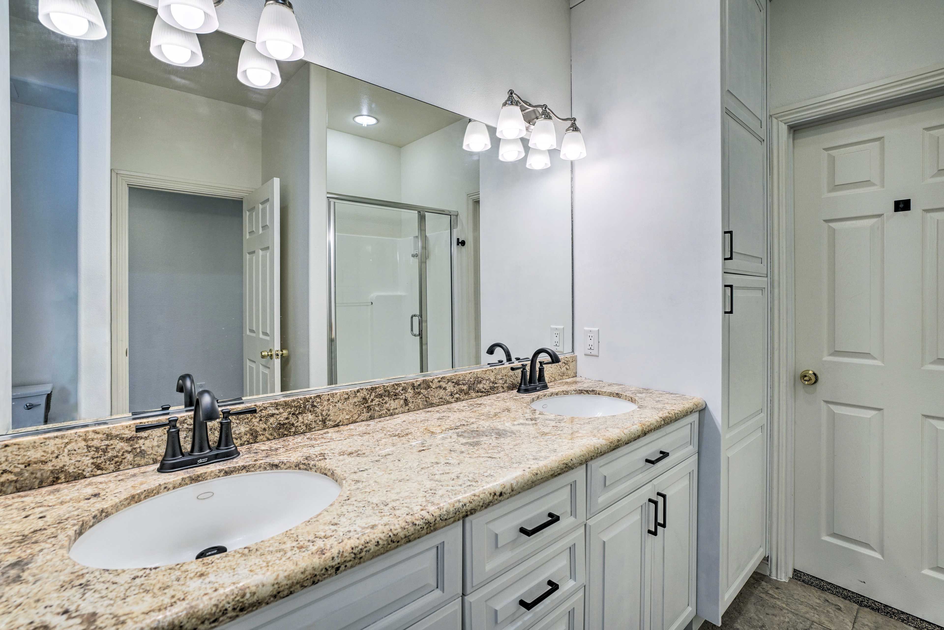 Full Bathroom | Main Floor | Complimentary Toiletries | Towels Provided