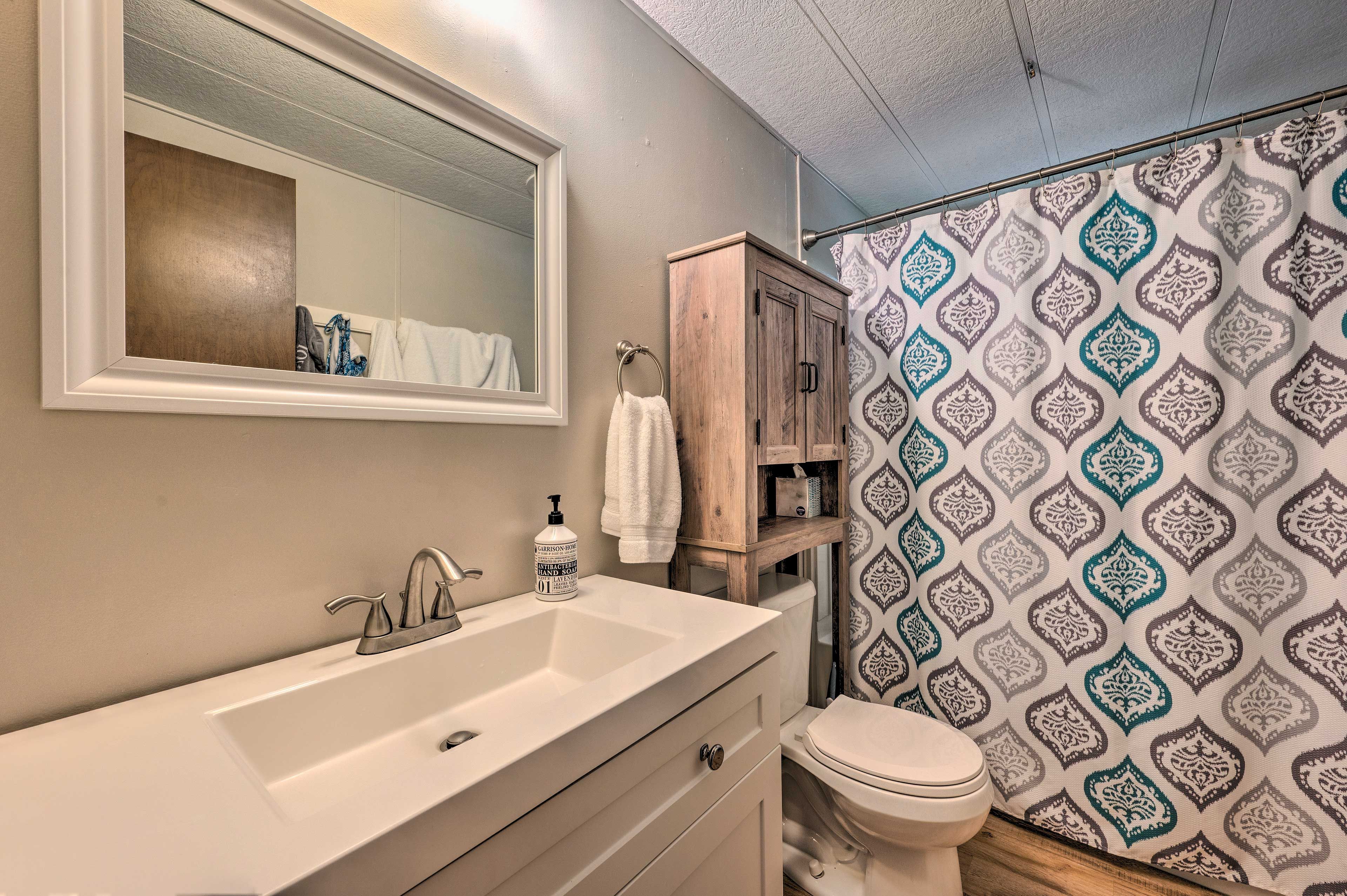 Full Bathroom | Towels Provided | Hair Dryer