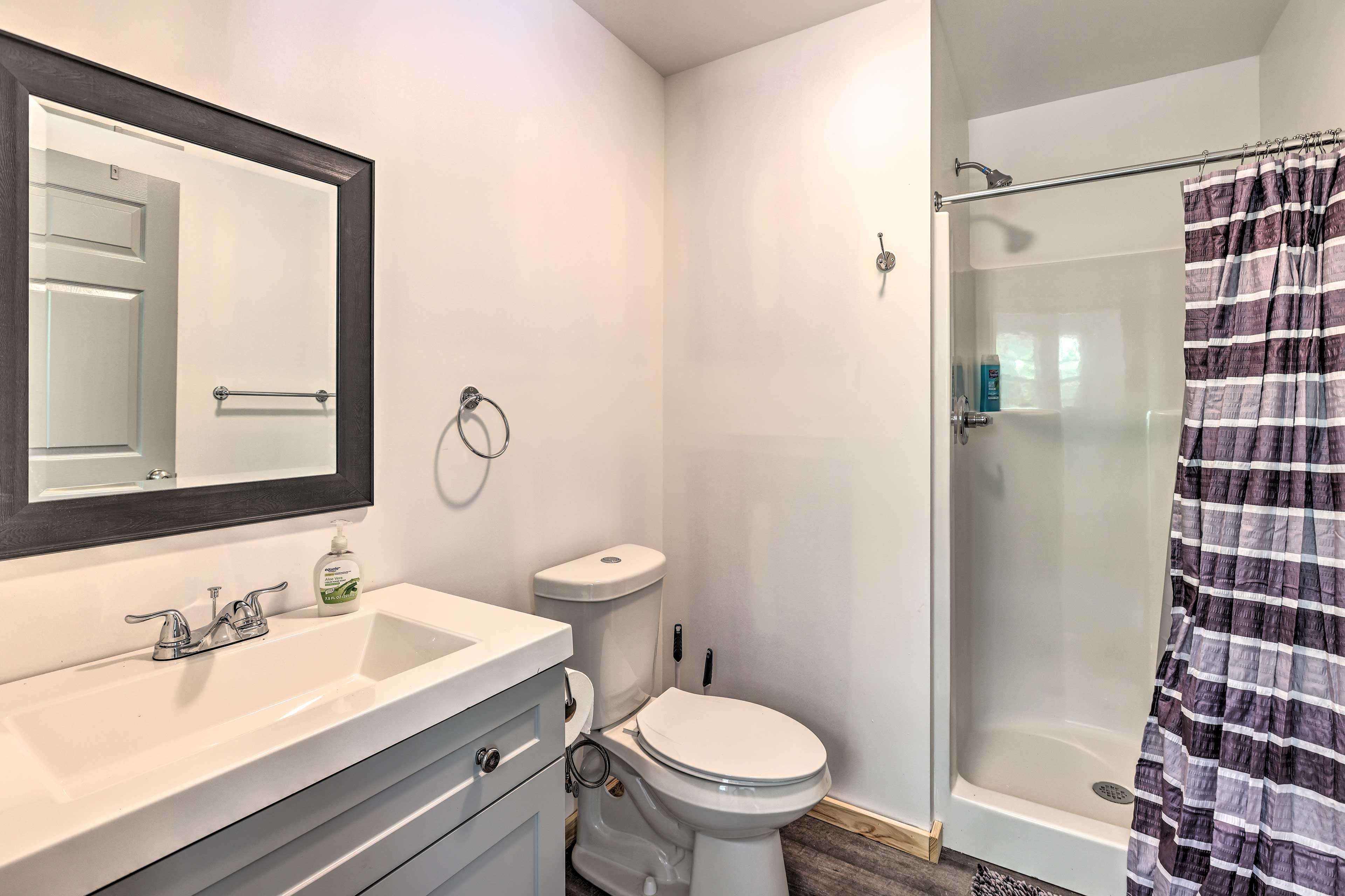 Full Bathroom | Complimentary Toiletries | Towels Provided