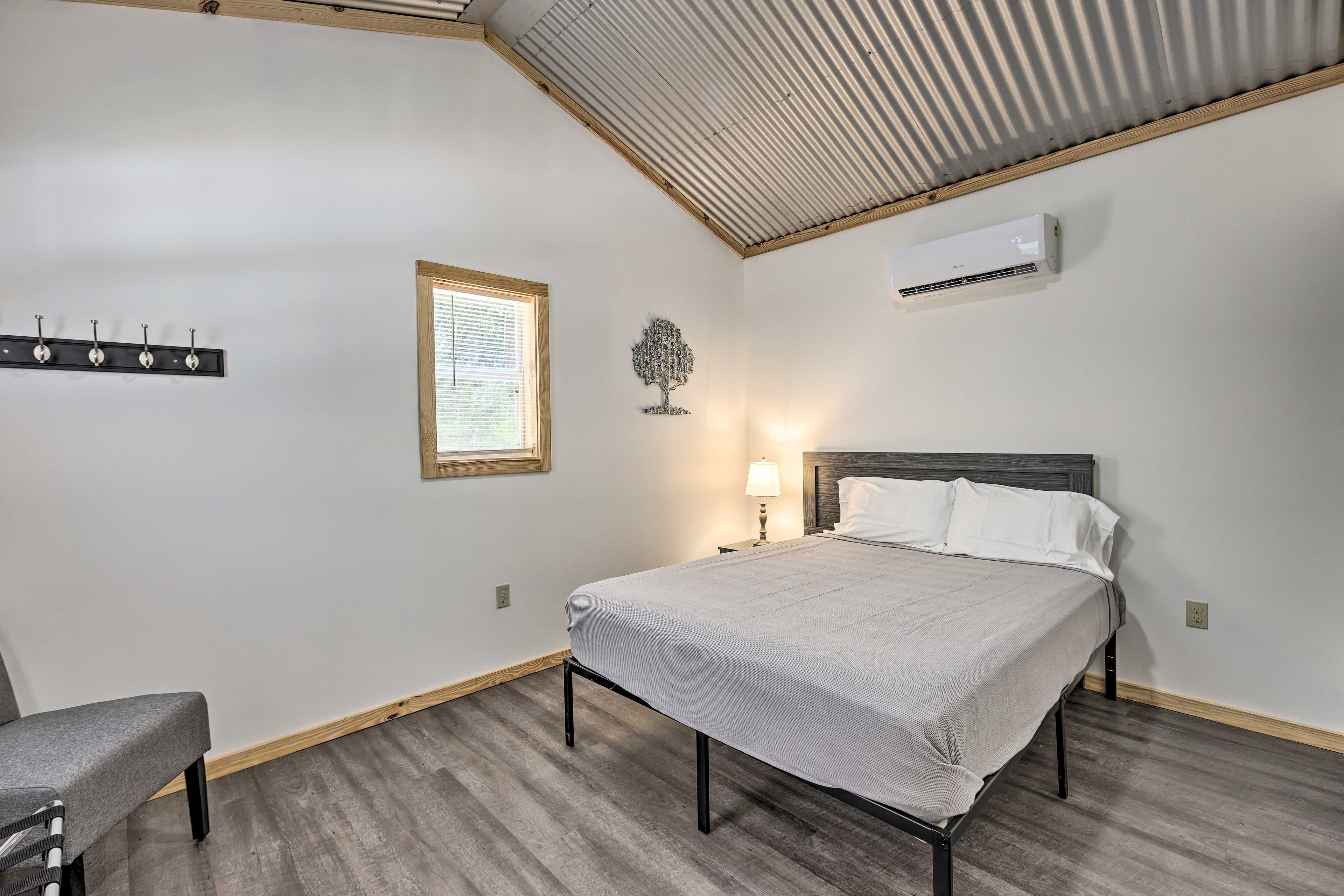 Bedroom 1 | Queen Bed