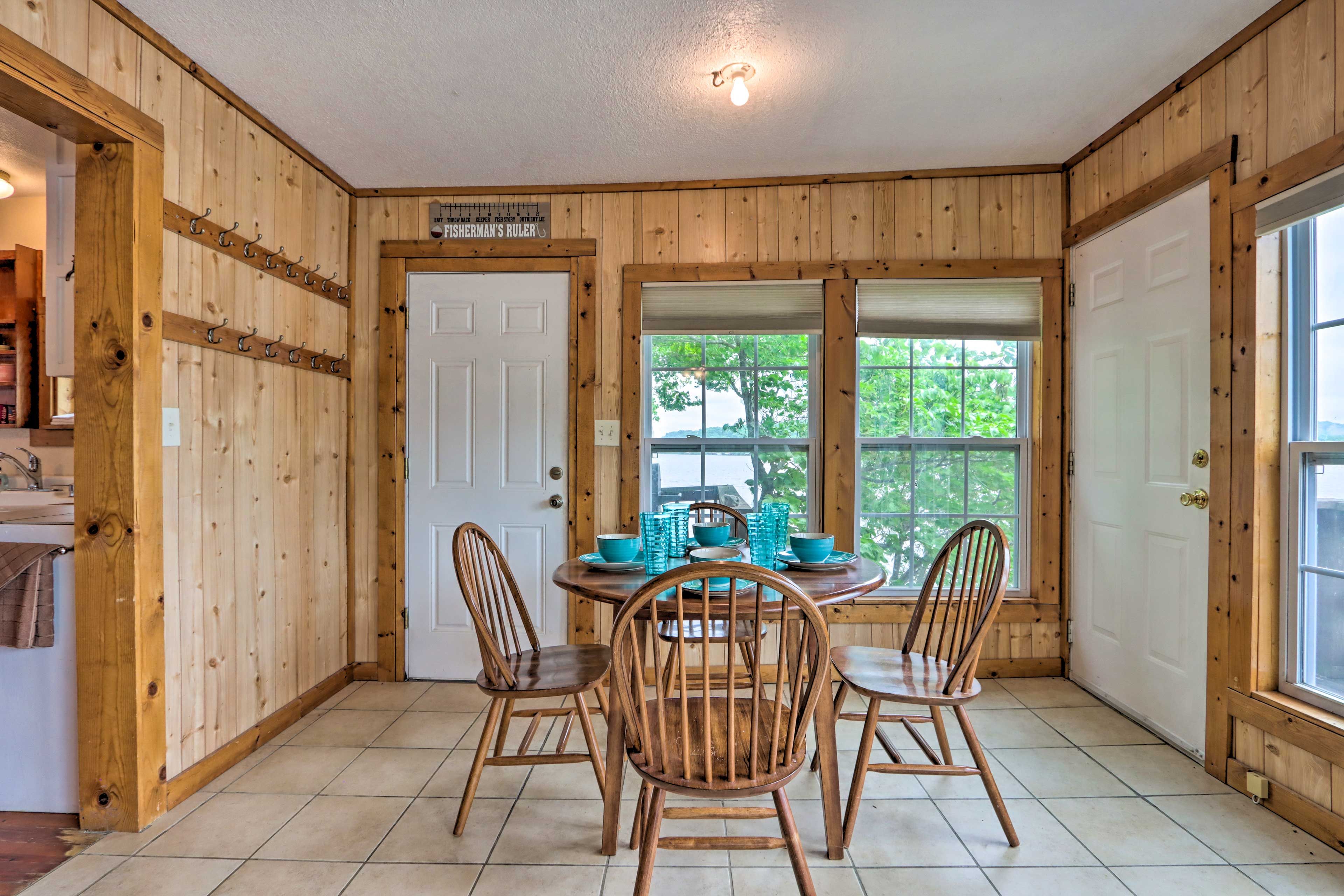 Dining Area | Dishware/Flatware Provided