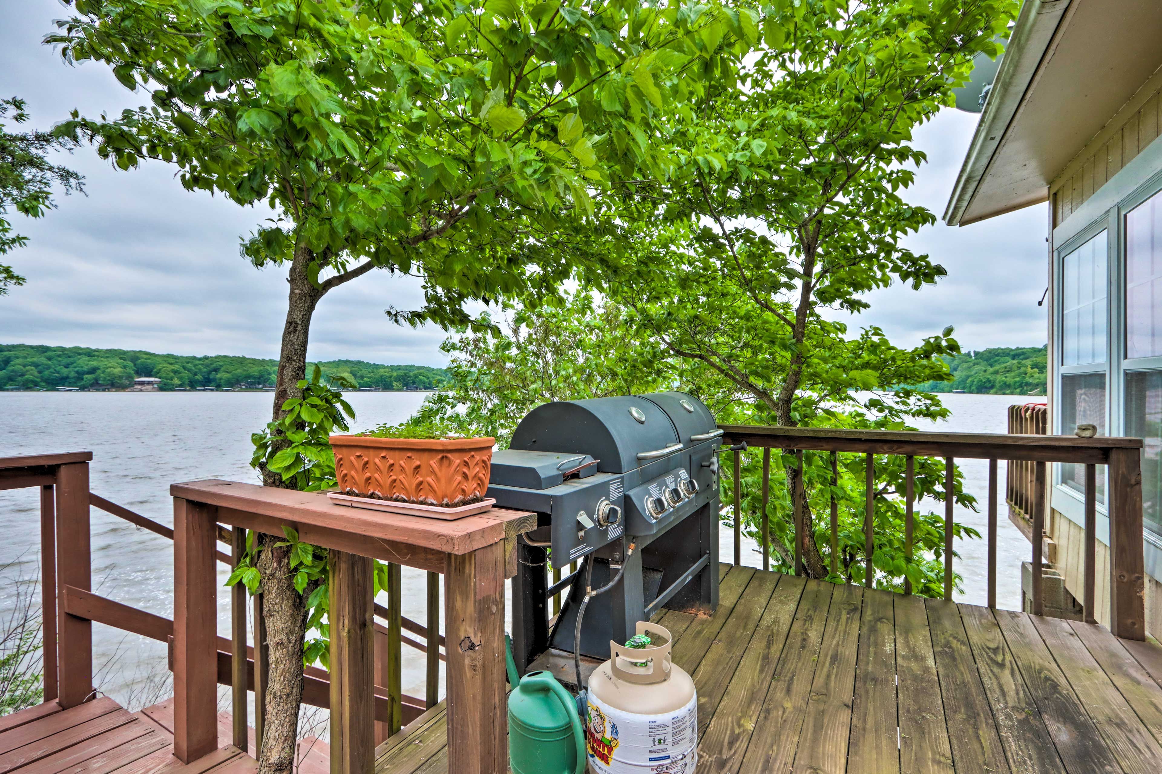 Patio | Combo Gas/Charcoal Grill | On-Site Dock Access