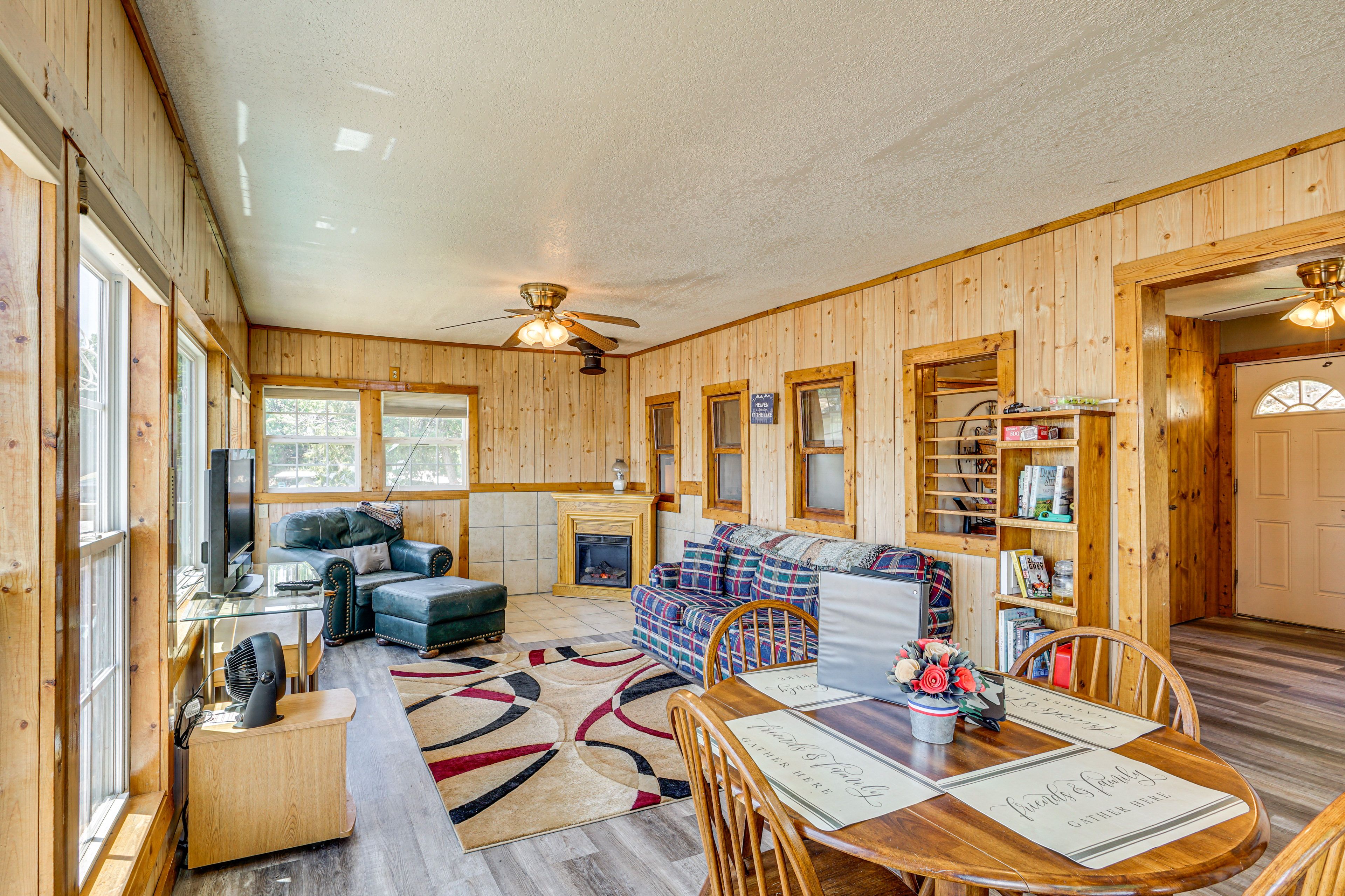 Dining Area | Dishware/Flatware Provided