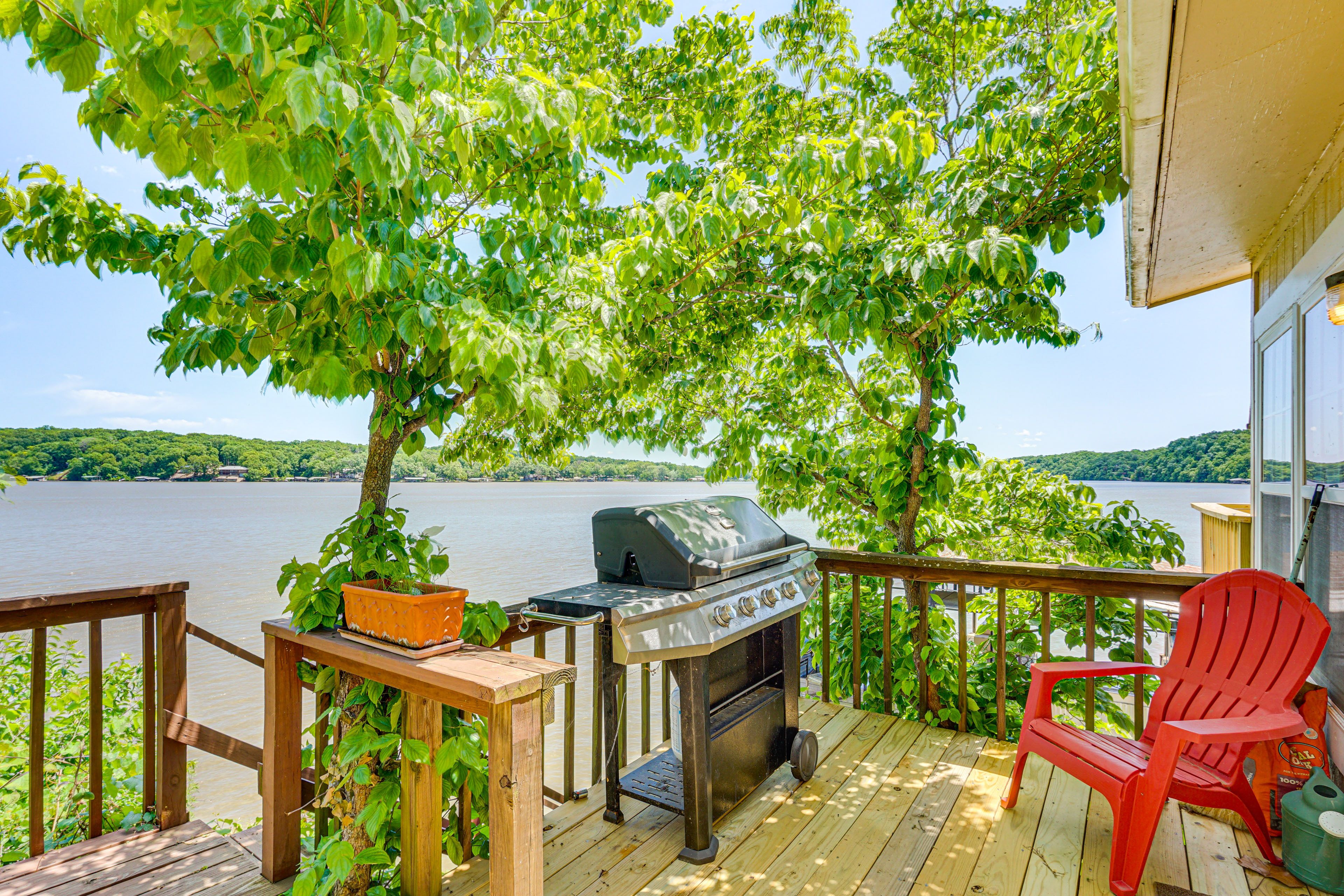 Deck | Combo Gas/Charcoal Grill | On-Site Dock Access