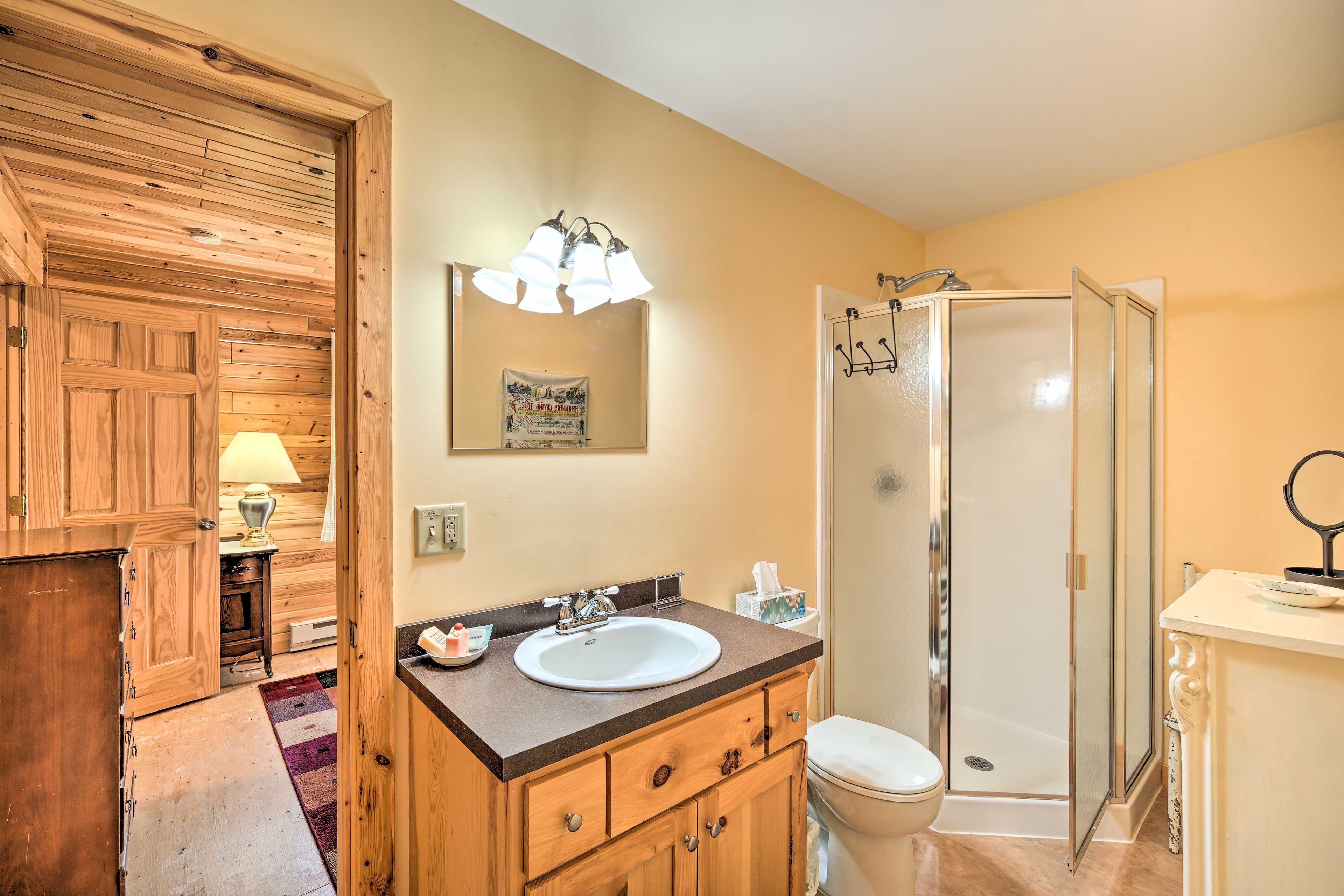 Full Bathroom | Towels Provided | Complimentary Toiletries