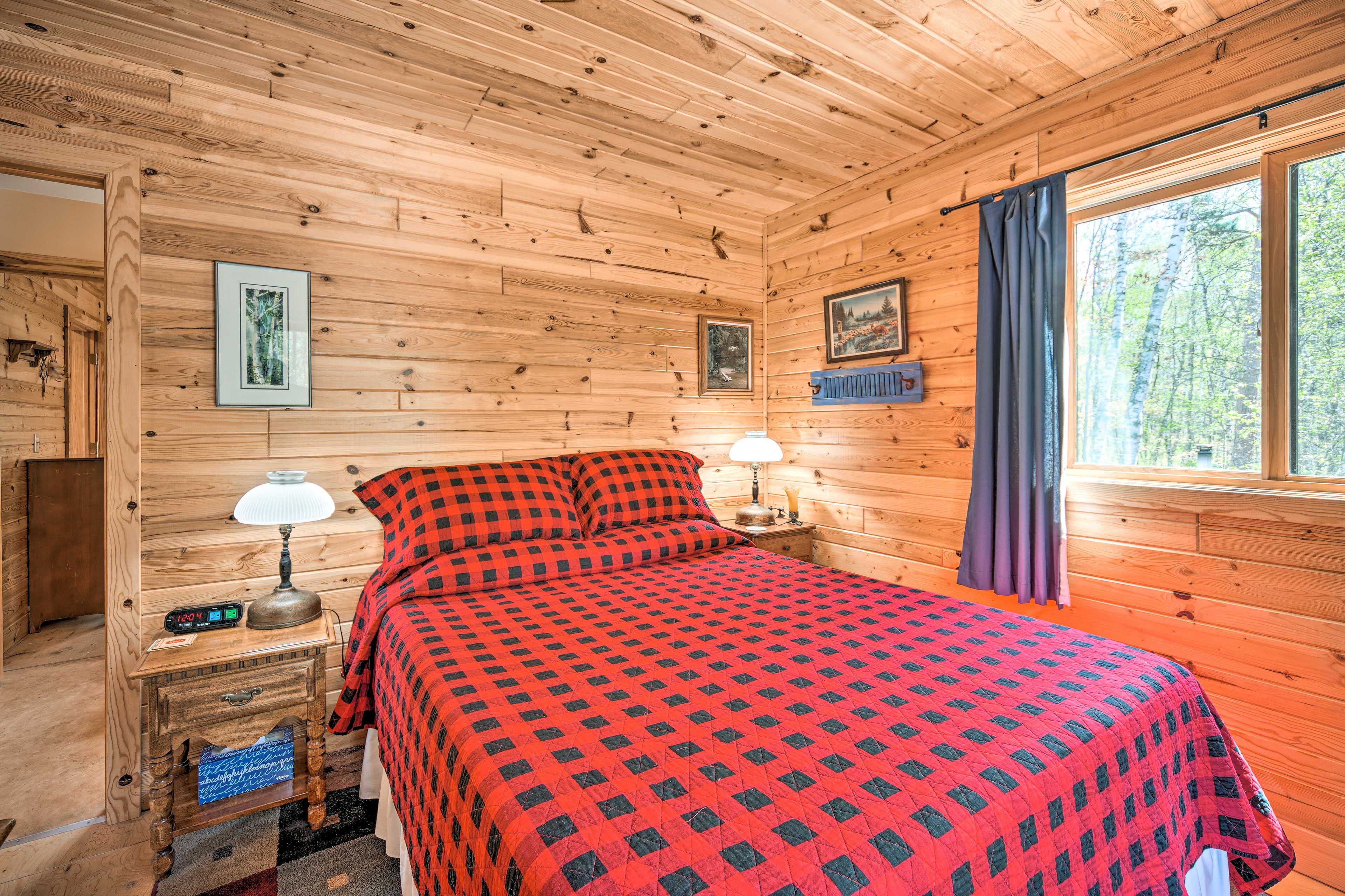 Bedroom 1 | Queen Bed | Linens Provided