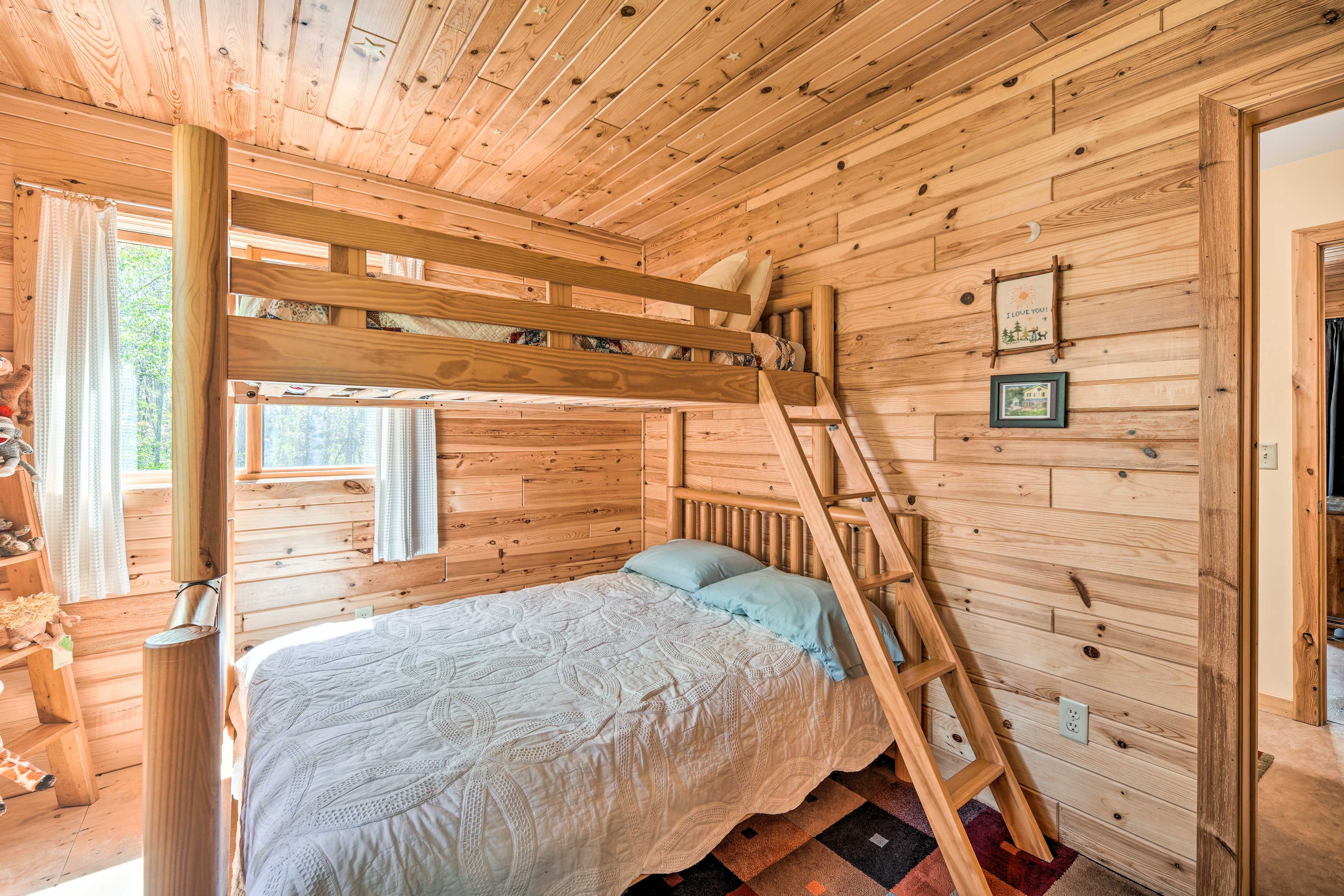 Bedroom 2 | Twin/Full Bunk Bed