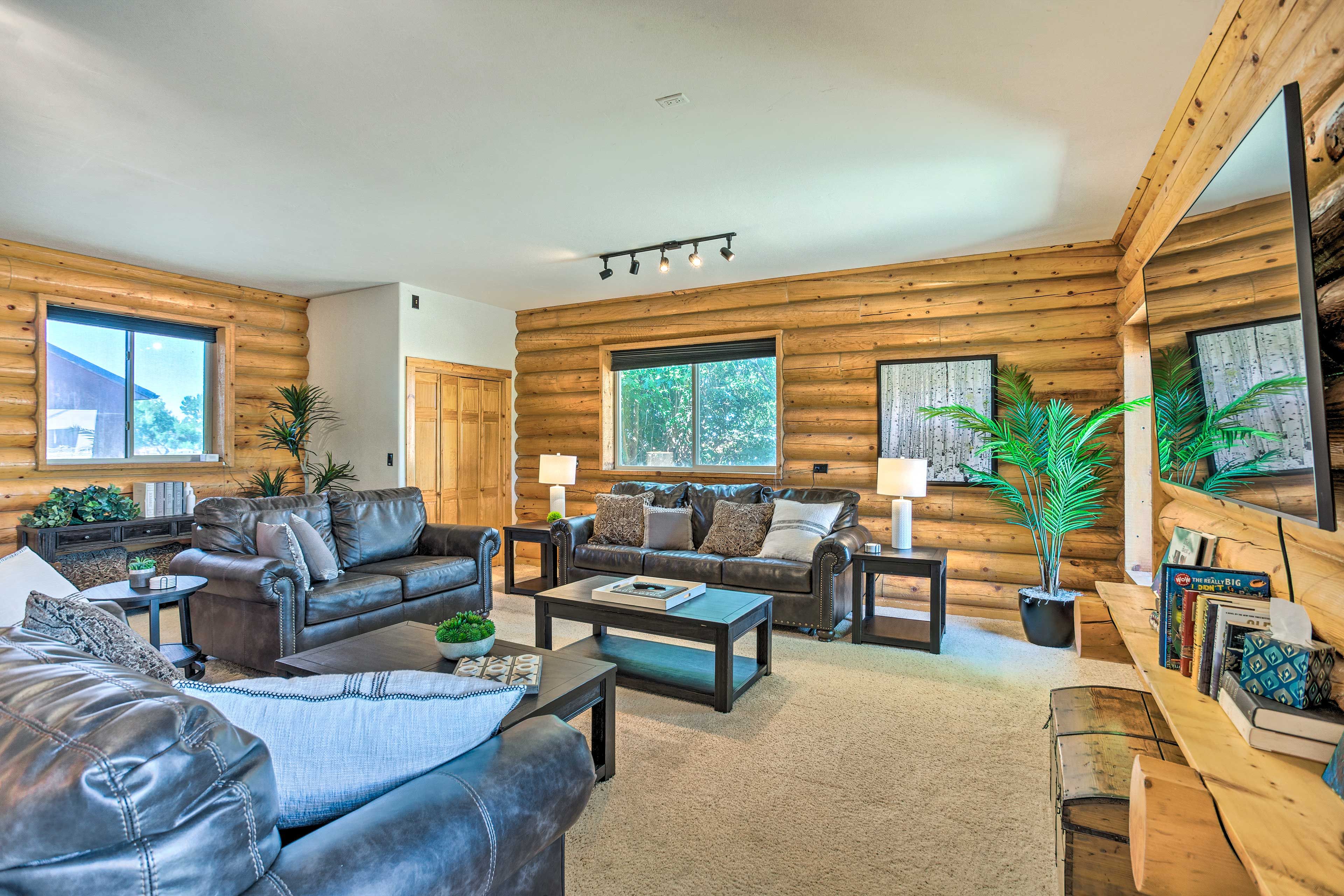 Den | Smart TV | Free WiFi | 2 High-Efficiency Swamp Coolers