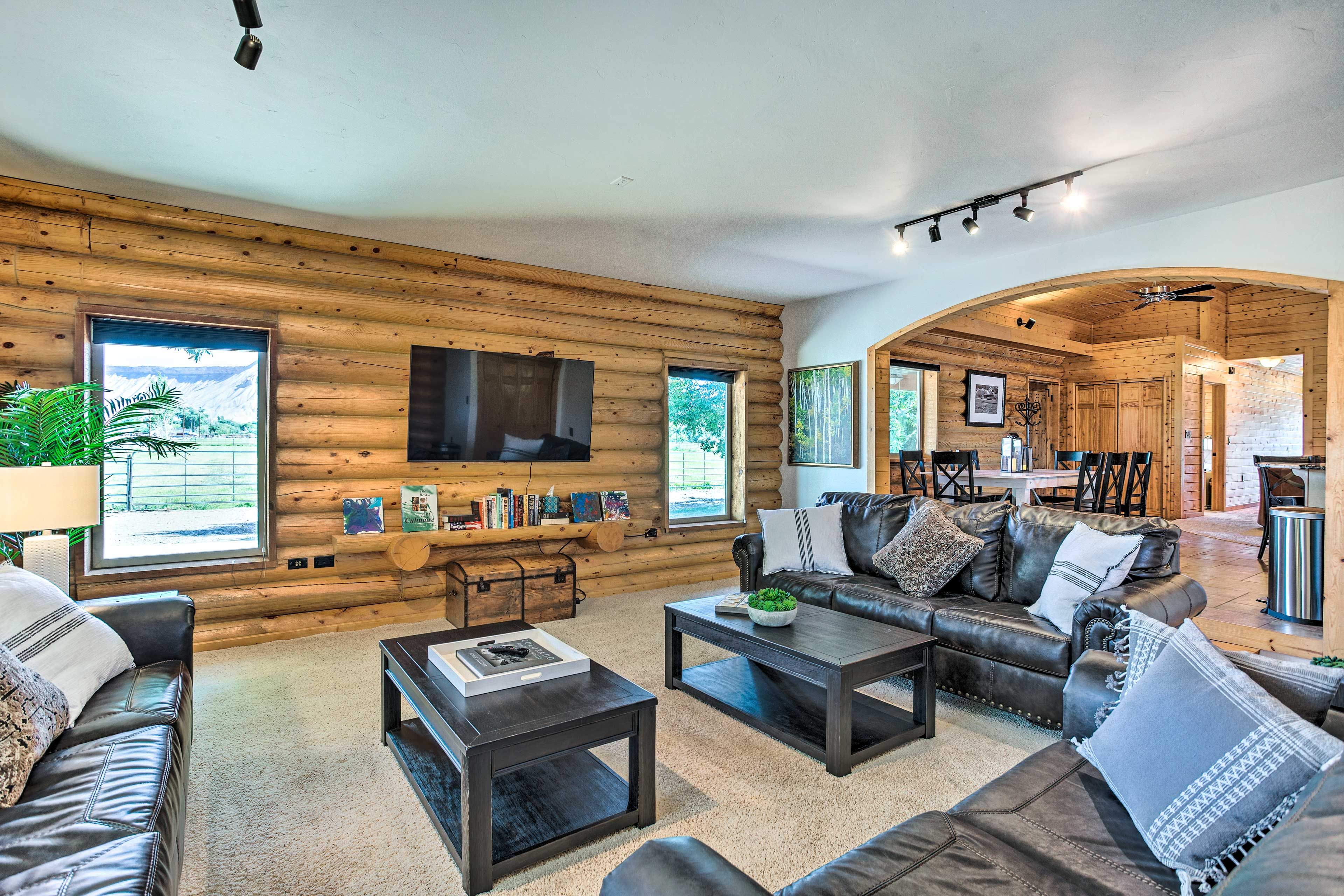 Den | Open-Concept | Entertainment Area