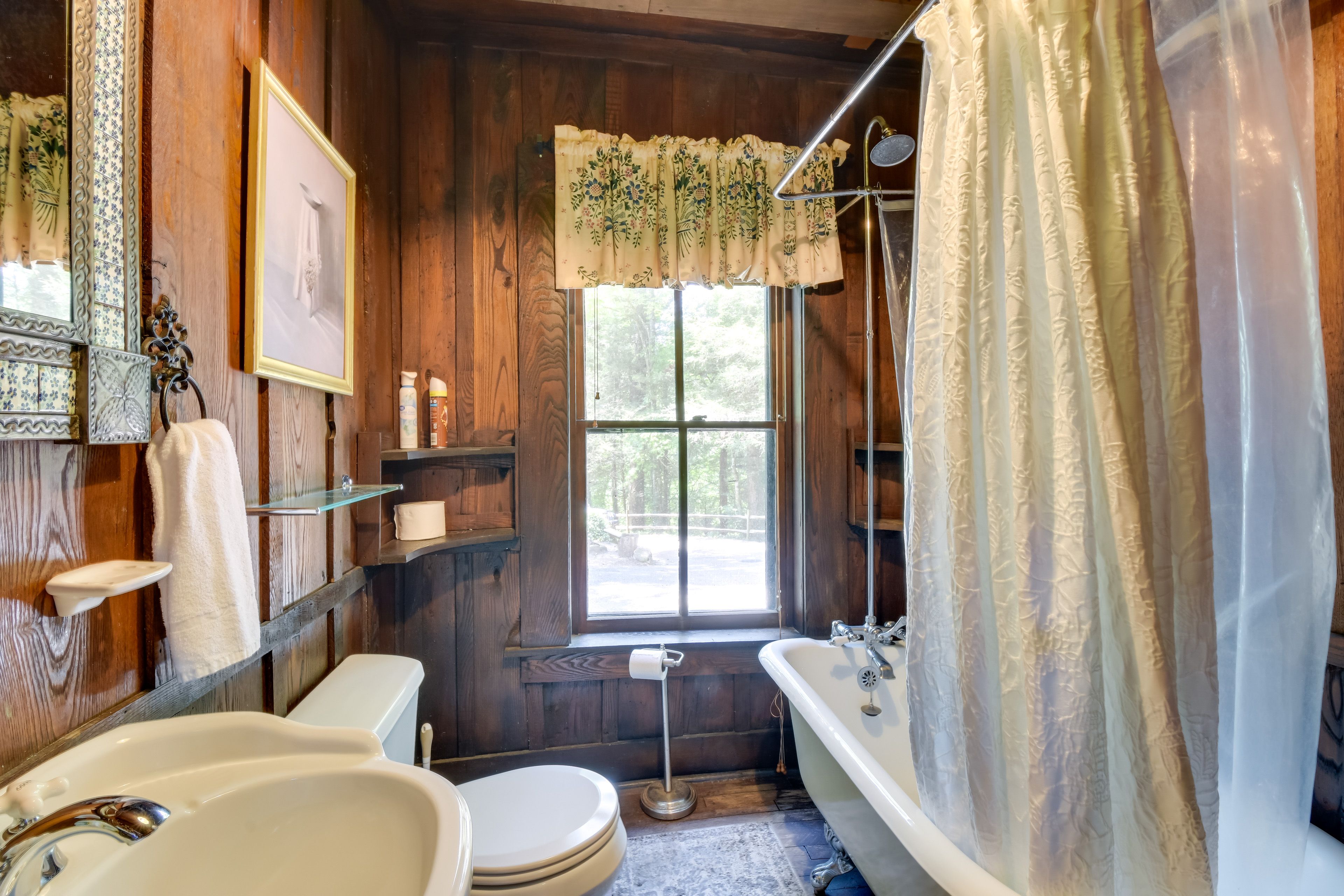 Full Bathroom | 1st Floor | Complimentary Toiletries