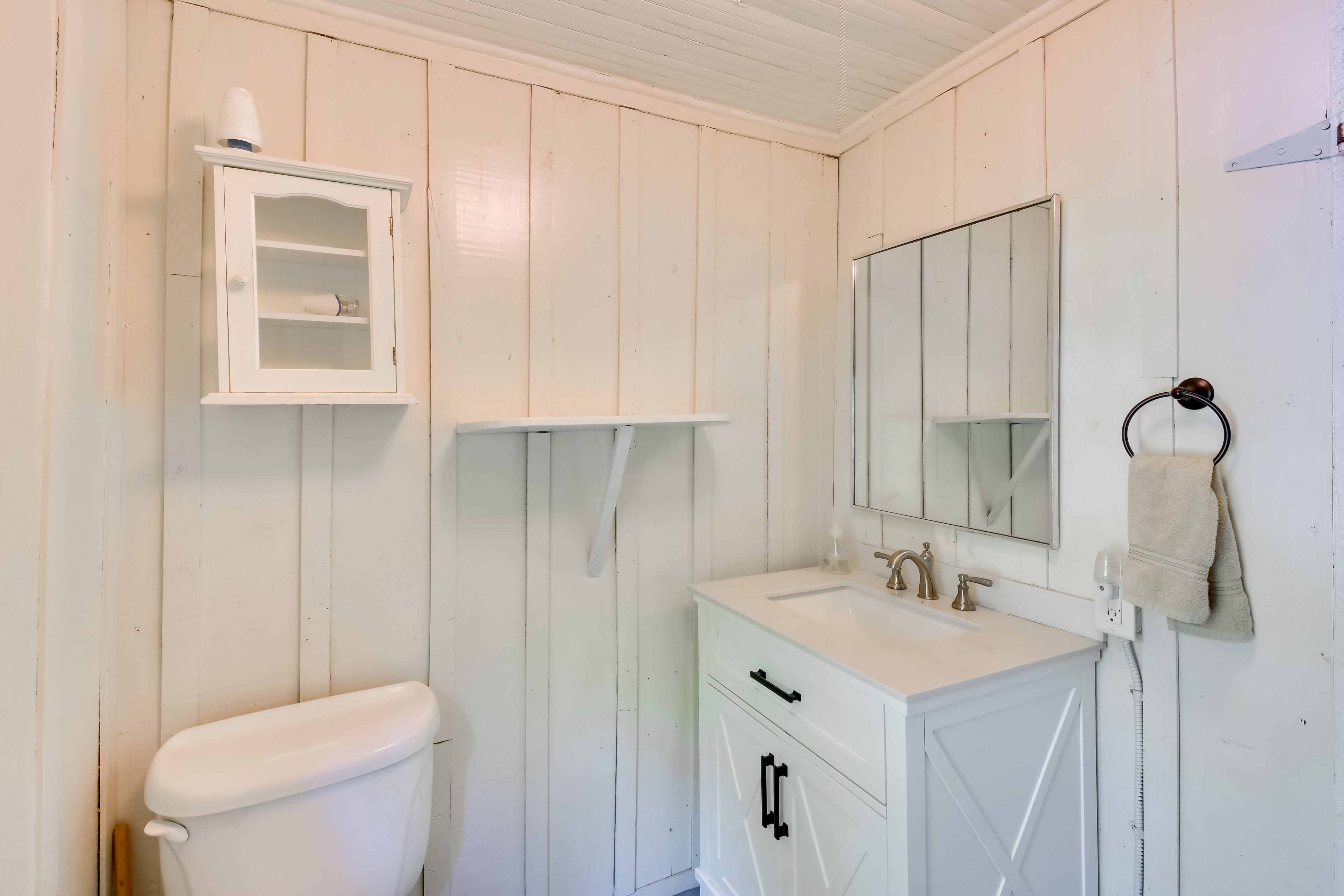 Full Bathroom (Bunkhouse) | 2nd Floor
