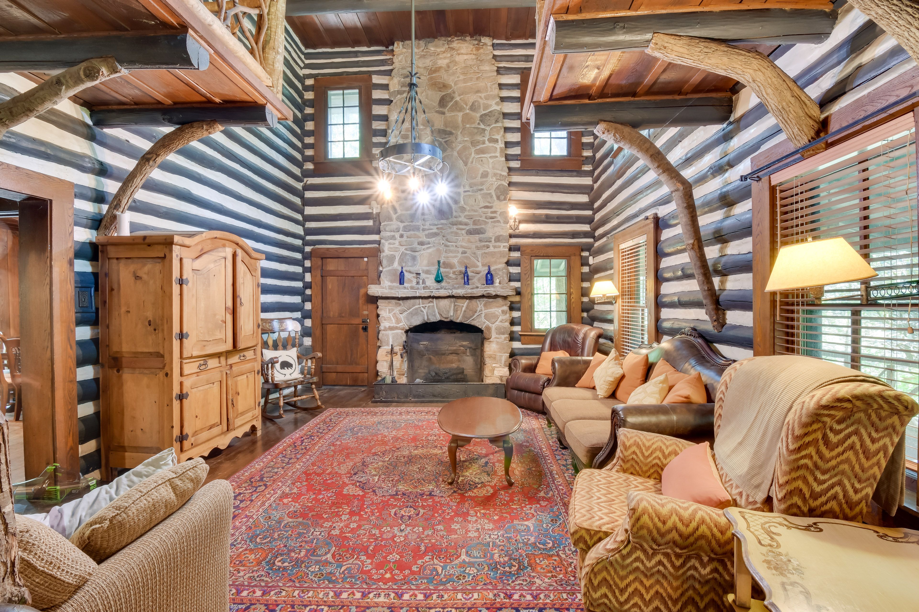 Living Room | 1st Floor | Sleeper Sofa | Seasonal Fireplace | Free WiFi
