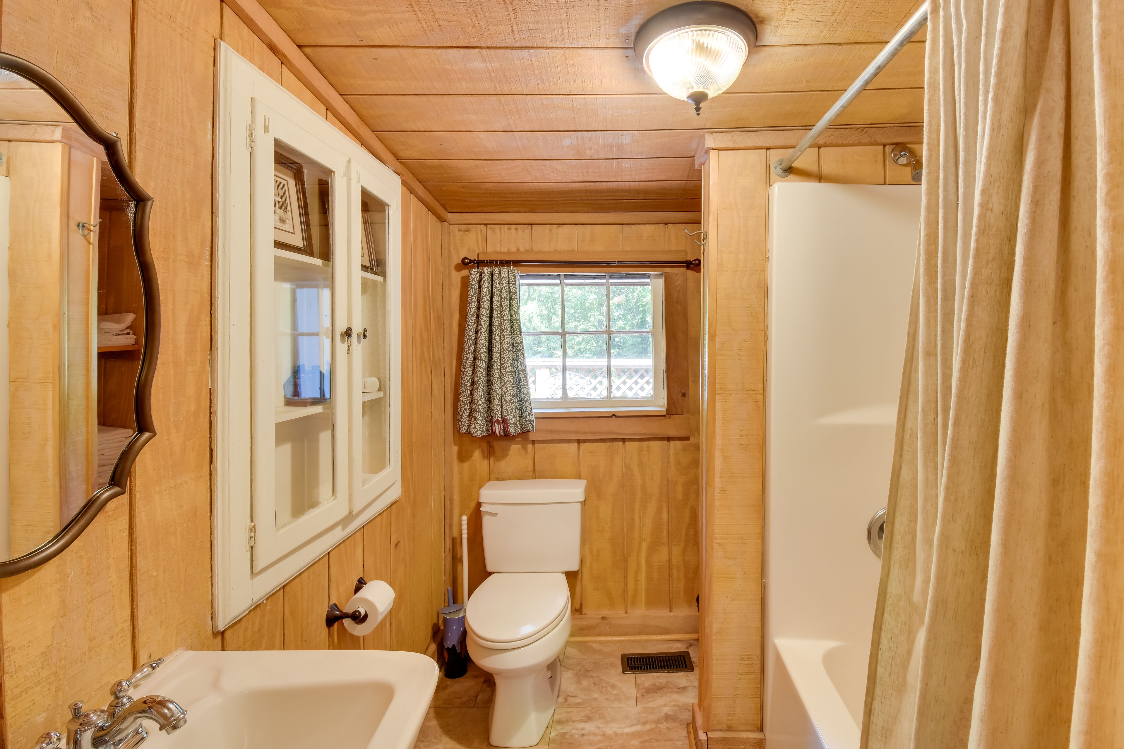 Full Bathroom | Main Floor | Complimentary Toiletries