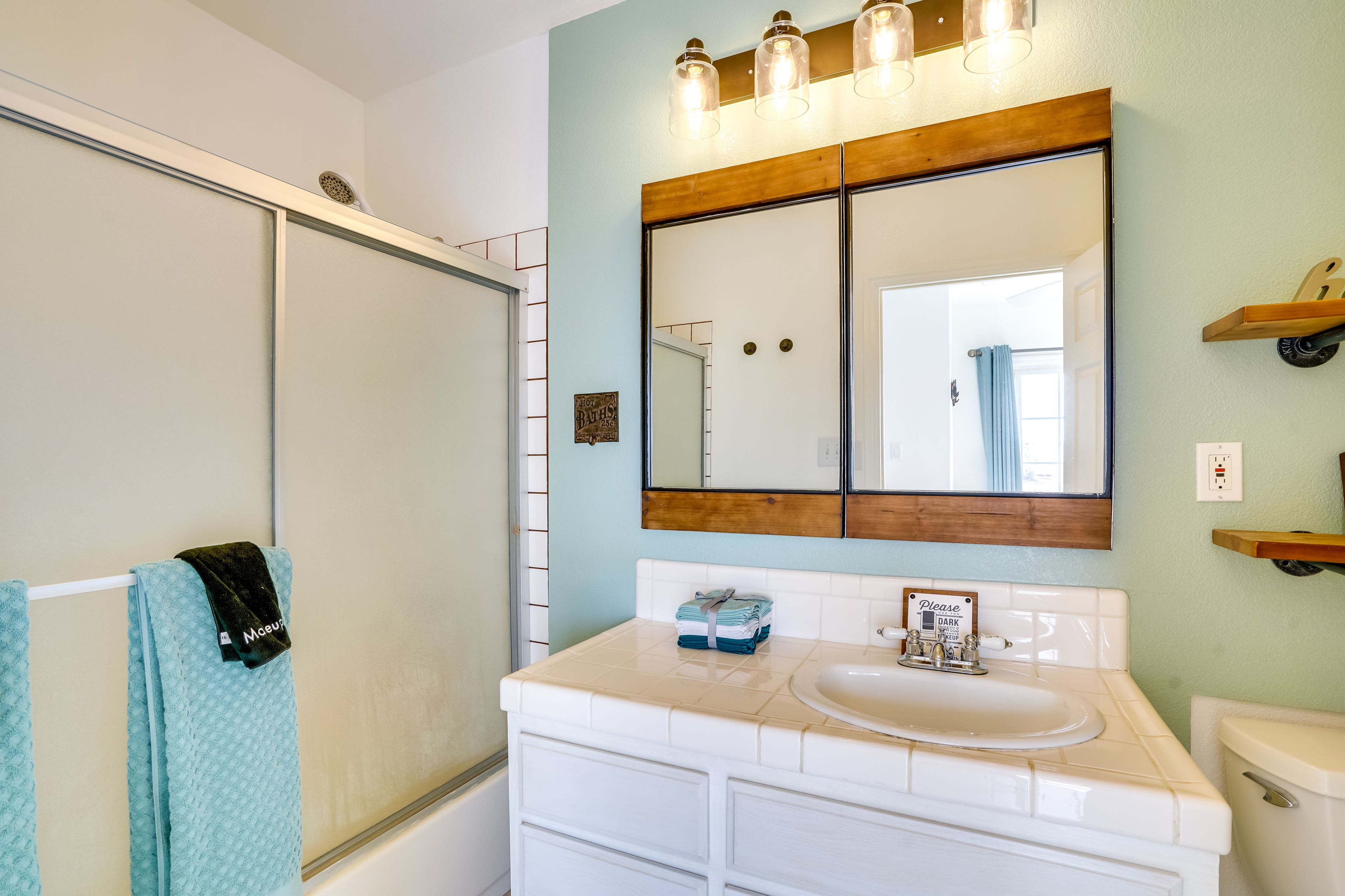 Full Bathroom | Shower/Tub Combo | Towels Provided