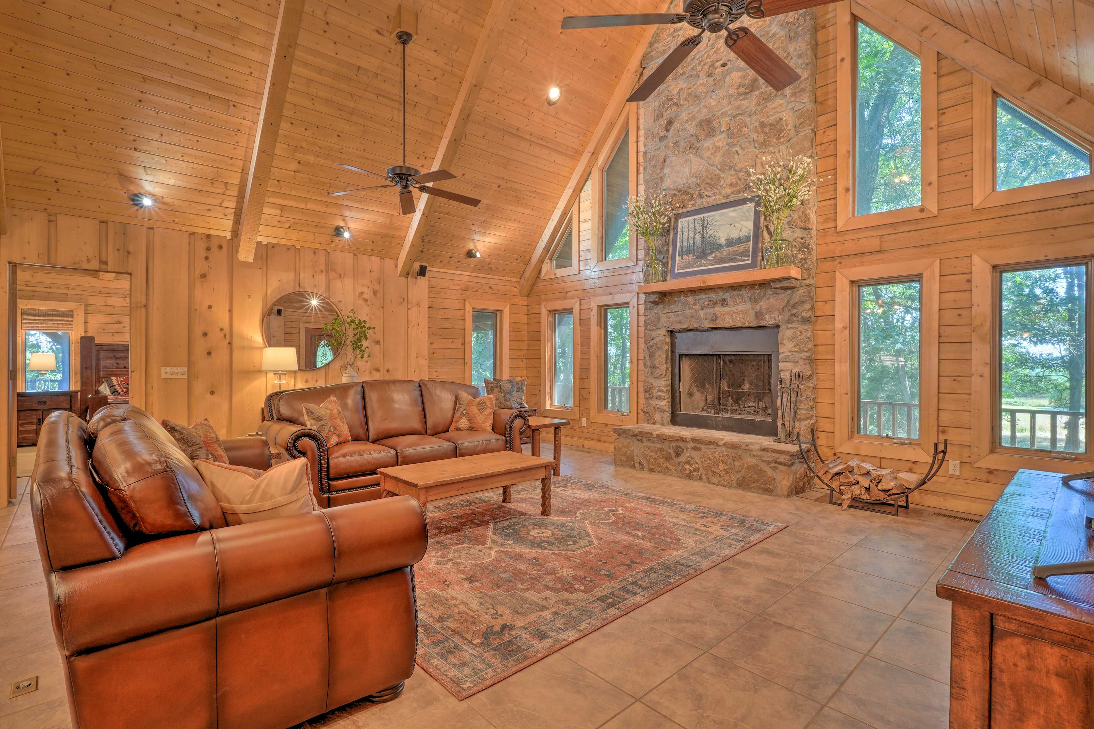 Living Room | Wood-Burning Fireplace | Smart TV | Sleeper Sofa