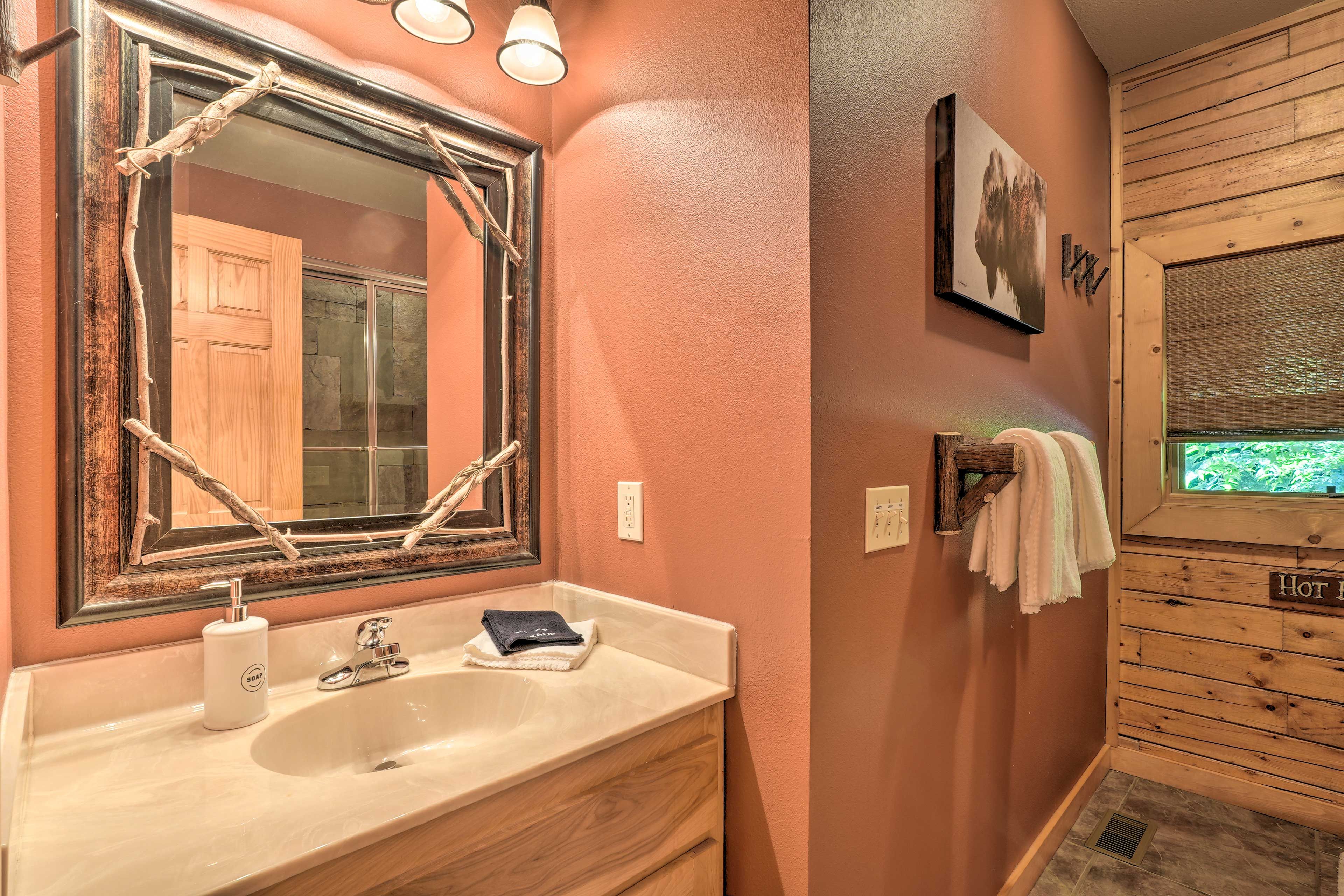Full Bathroom | Towels Provided | Shower/Tub Combo