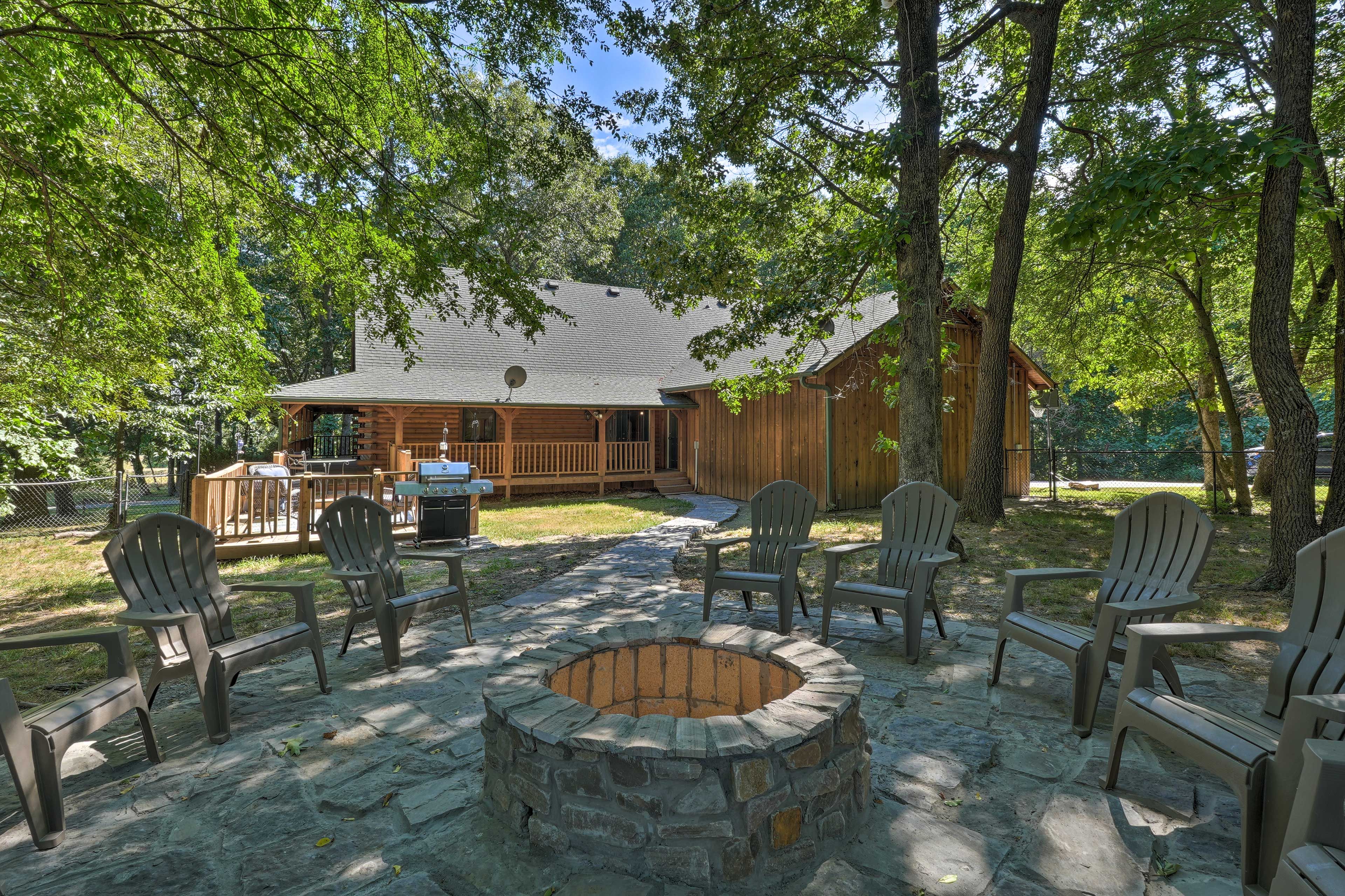 Private Yard | 13.5-Acre Property