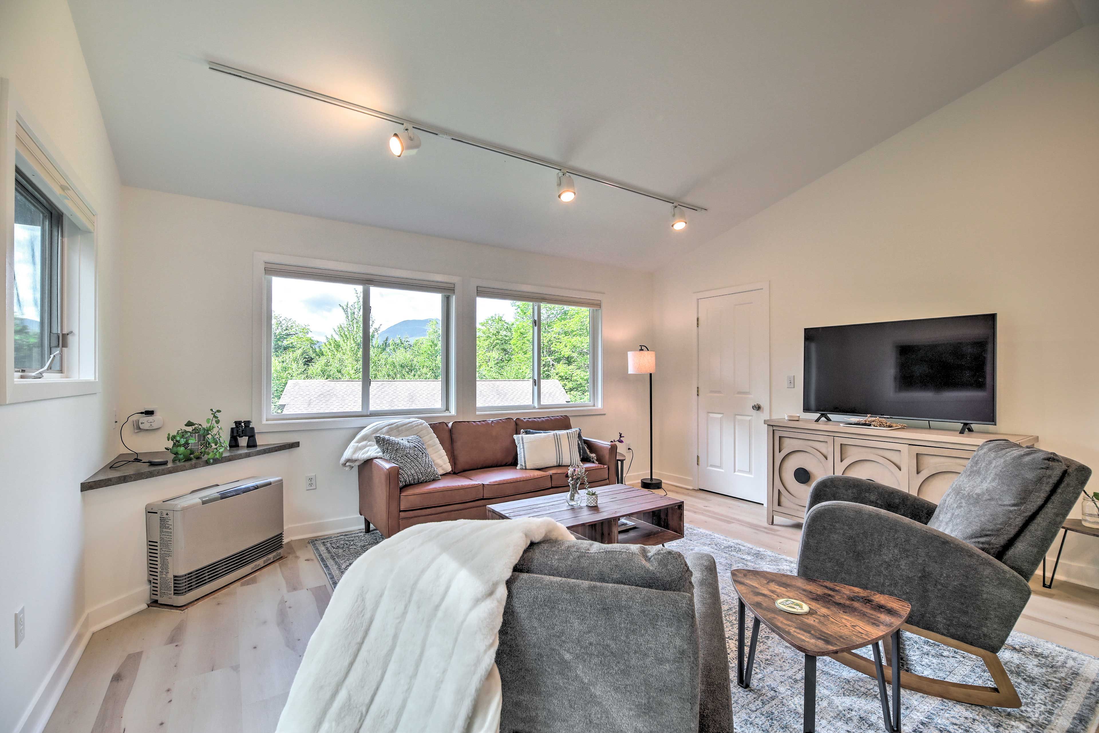 Living Room | Main Level | Smart TV | Free WiFi
