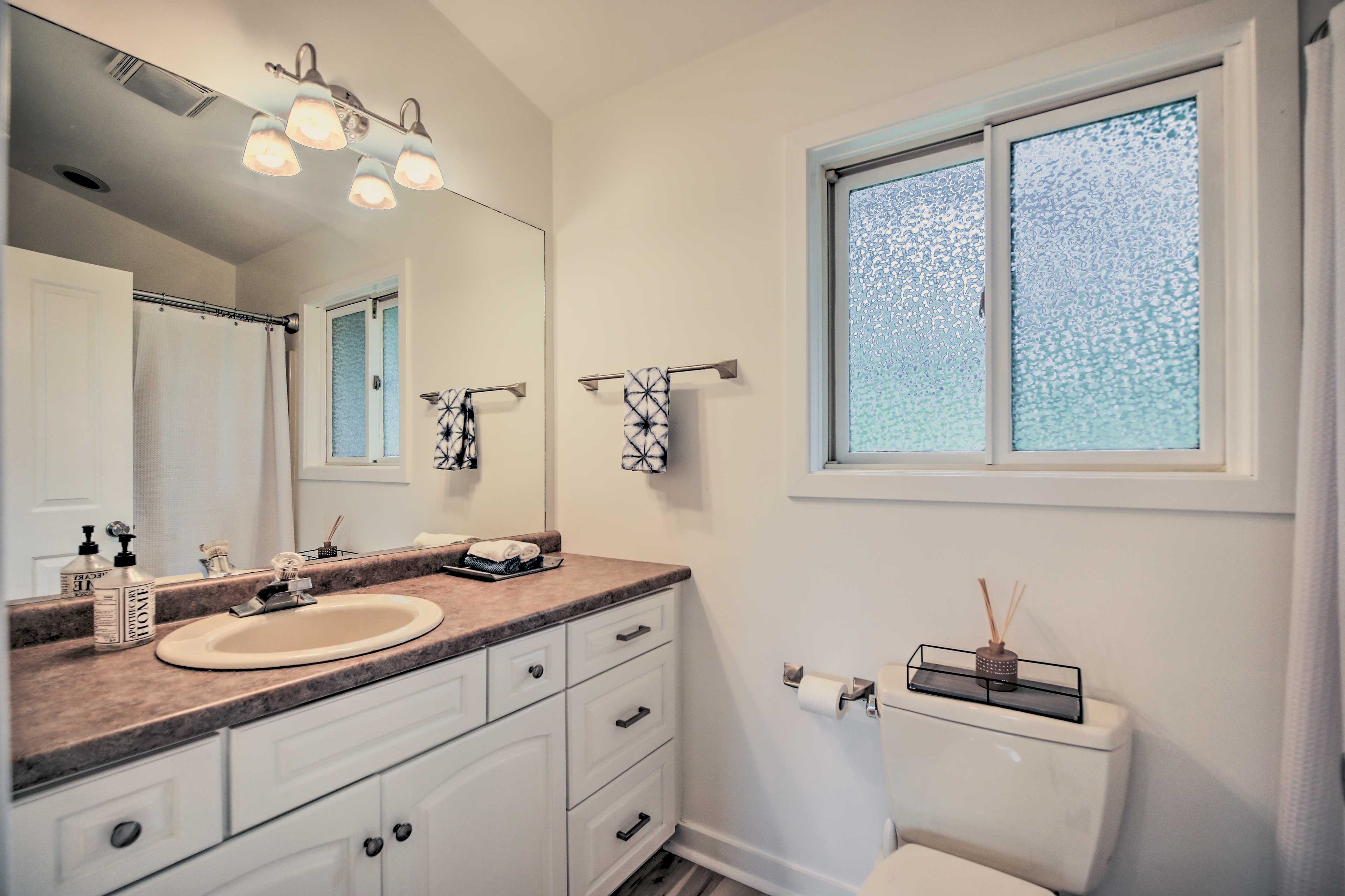 En-Suite Bathroom | Main Level | Towels Provided | Toiletries