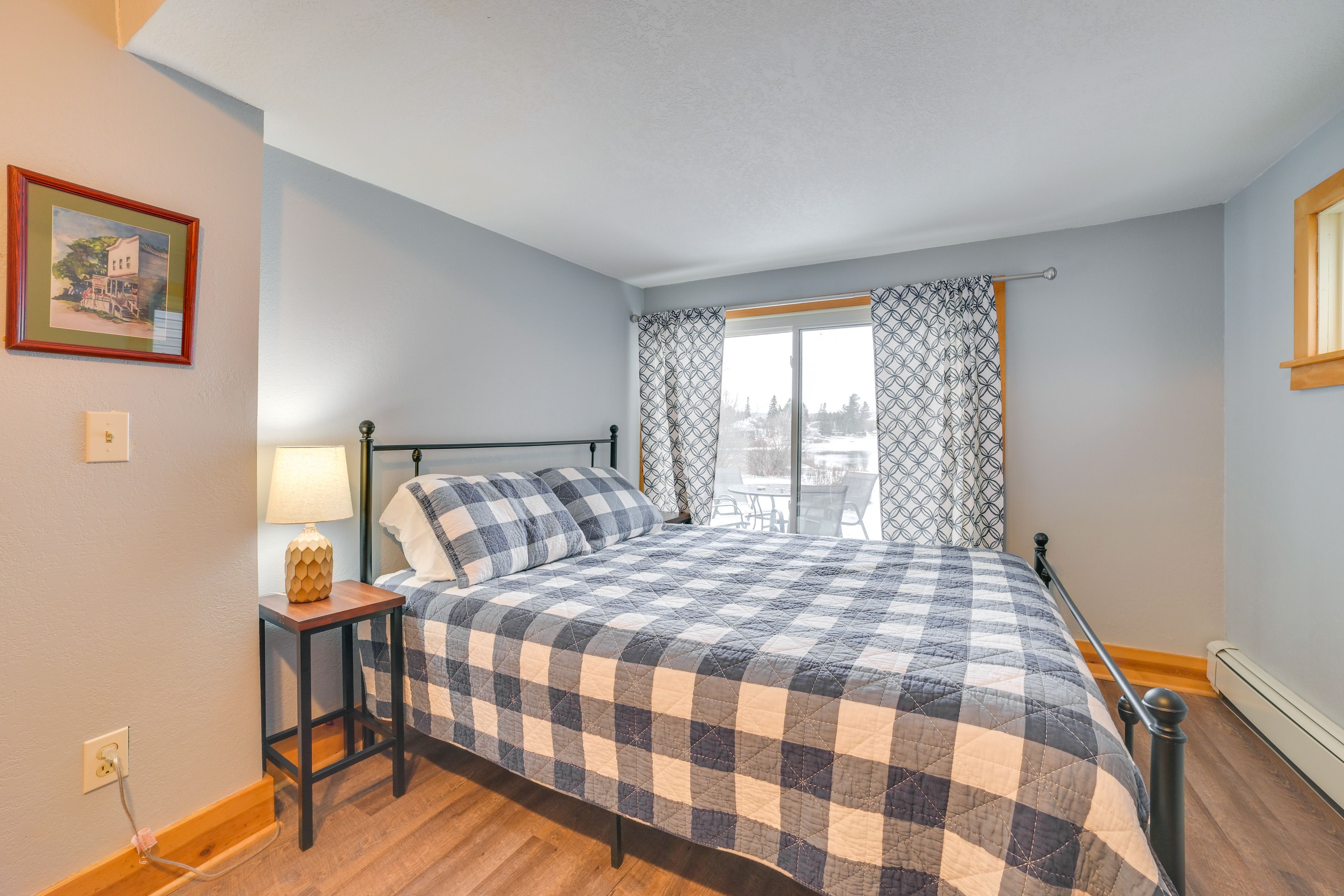 Bedroom 1 | Queen Bed | Smart TV