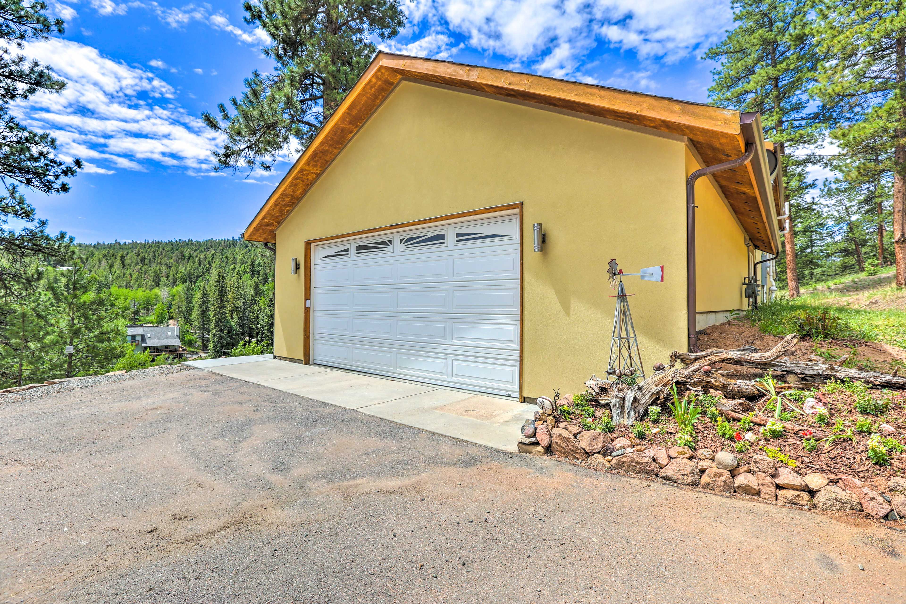 Parking | Driveway (5 Vehicles) | Garage (2 Vehicles)