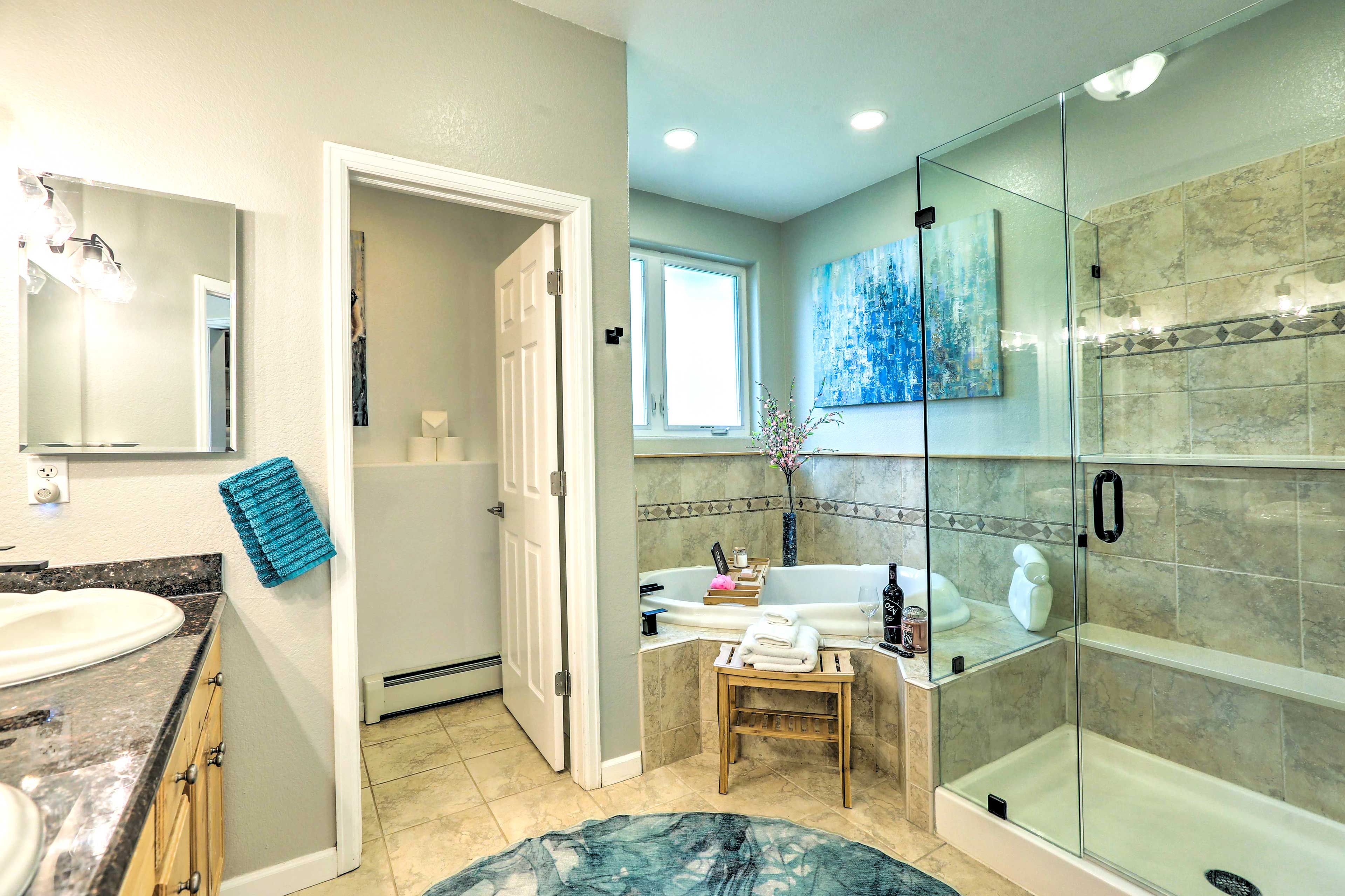 En-Suite Bathroom | Complimentary Toiletries | Jetted Tub