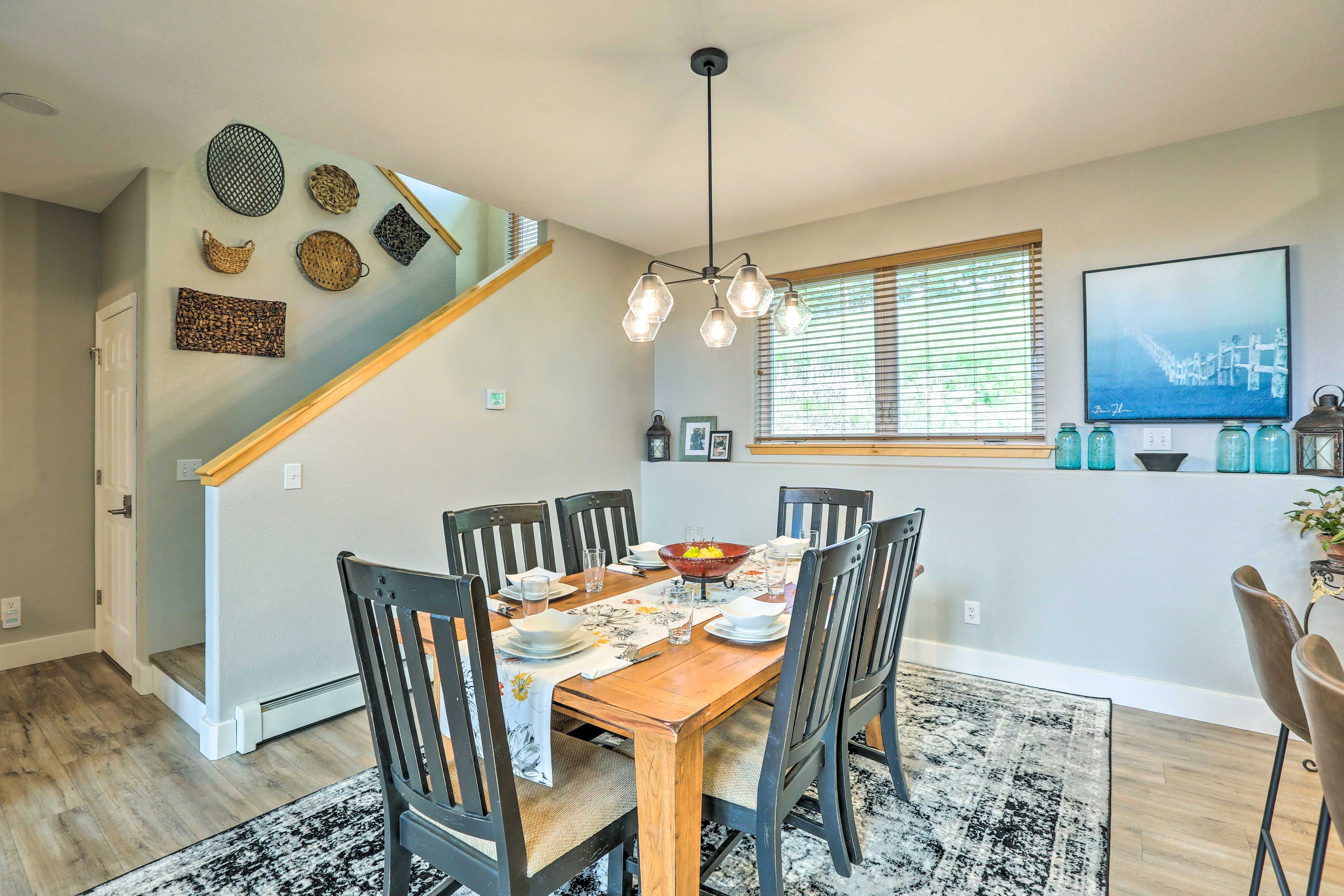 Dining Area | Dishware/Flatware Provided