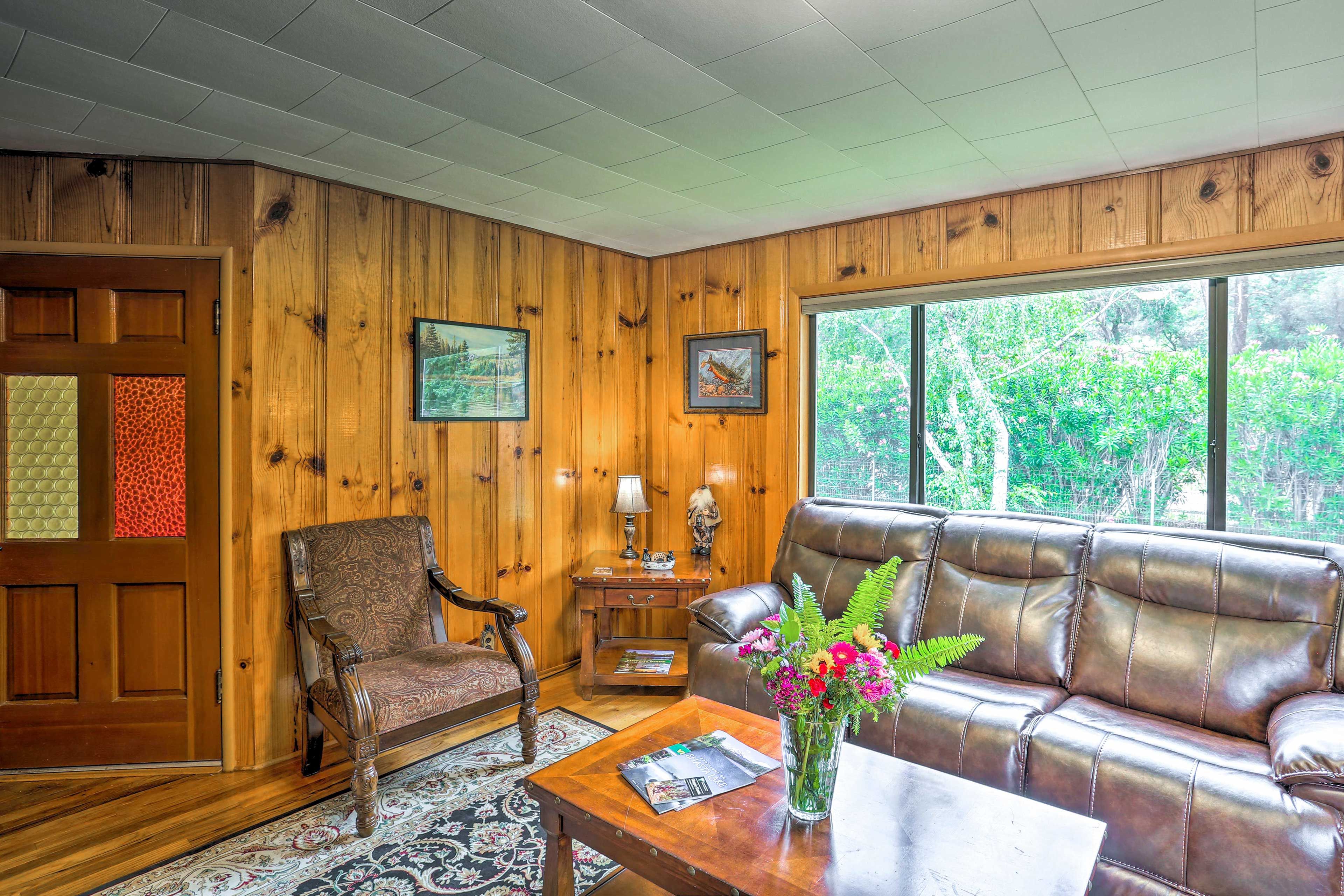 Living Room | No Stairs to Access | Smart TV