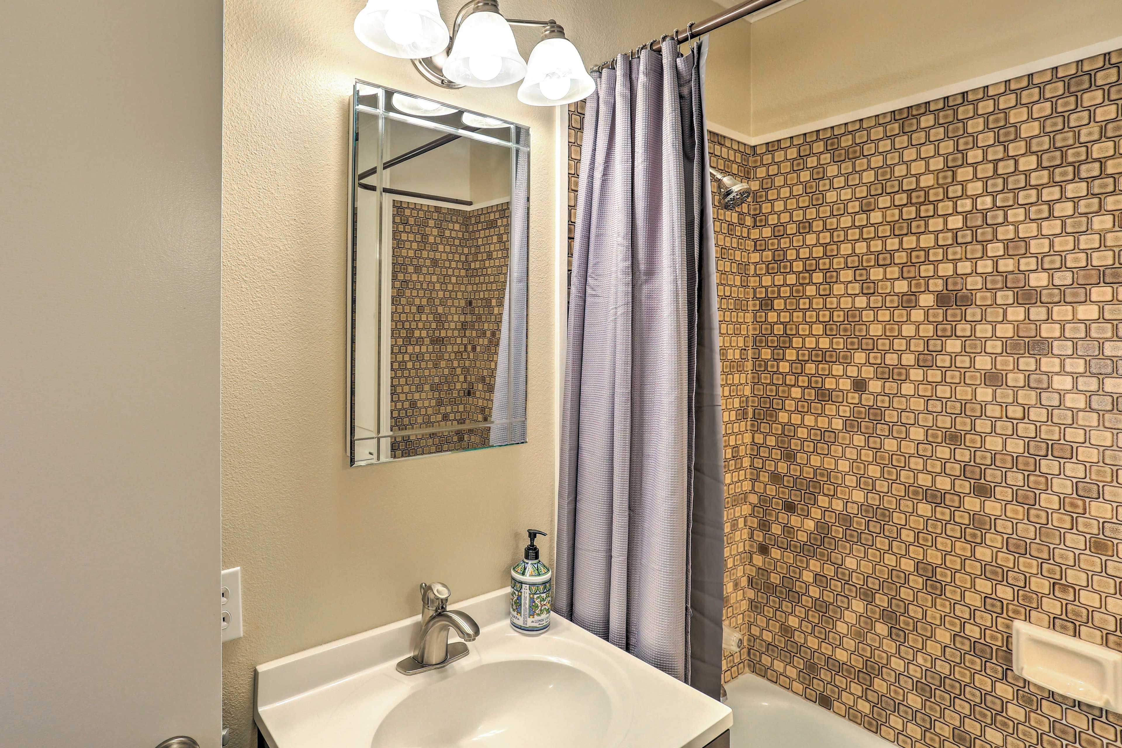 Bathroom | Complimentary Toiletries | Towels Provided