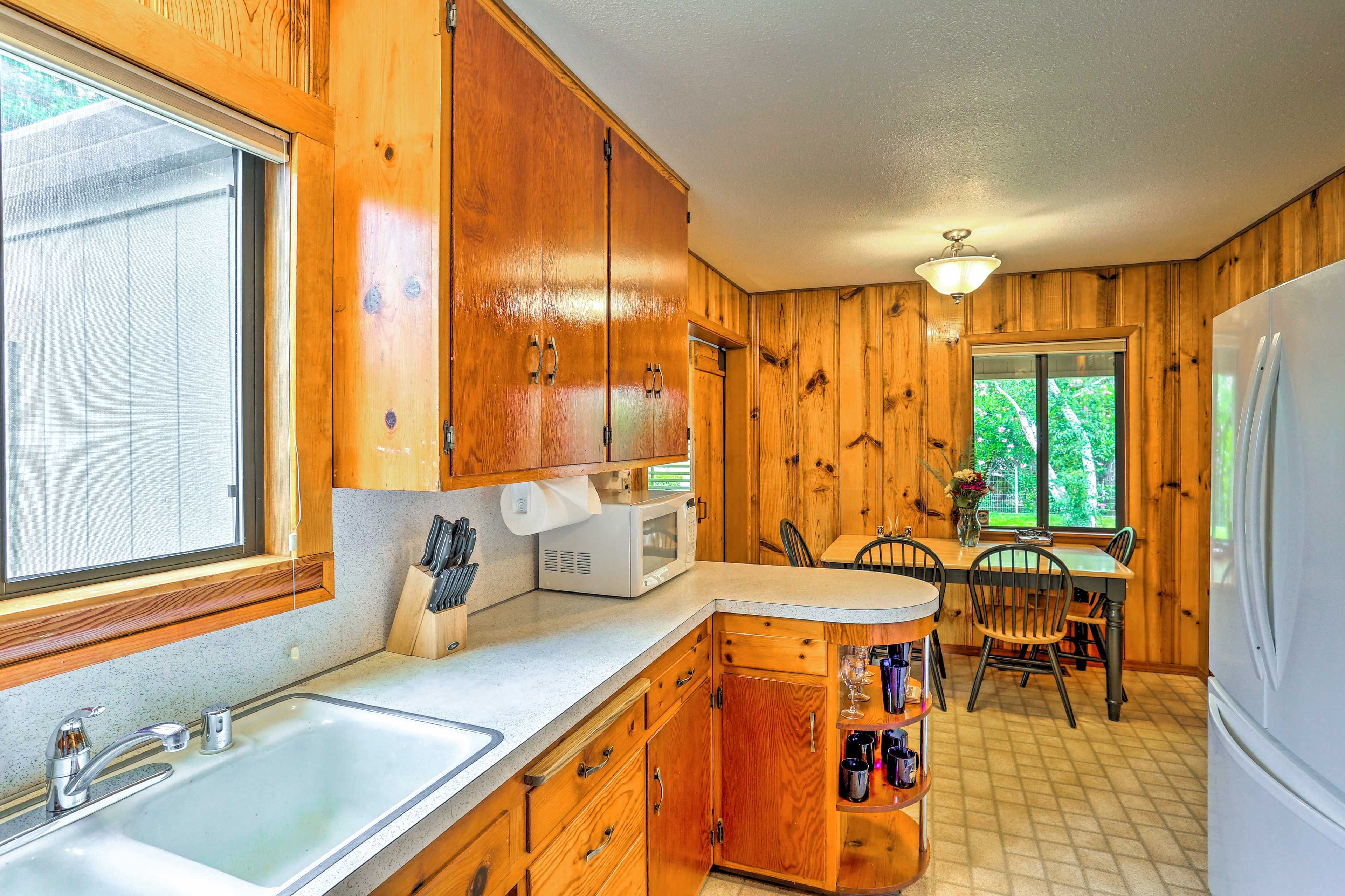 Kitchen | Coffee Maker w/ Coffee Provided | Dishwasher
