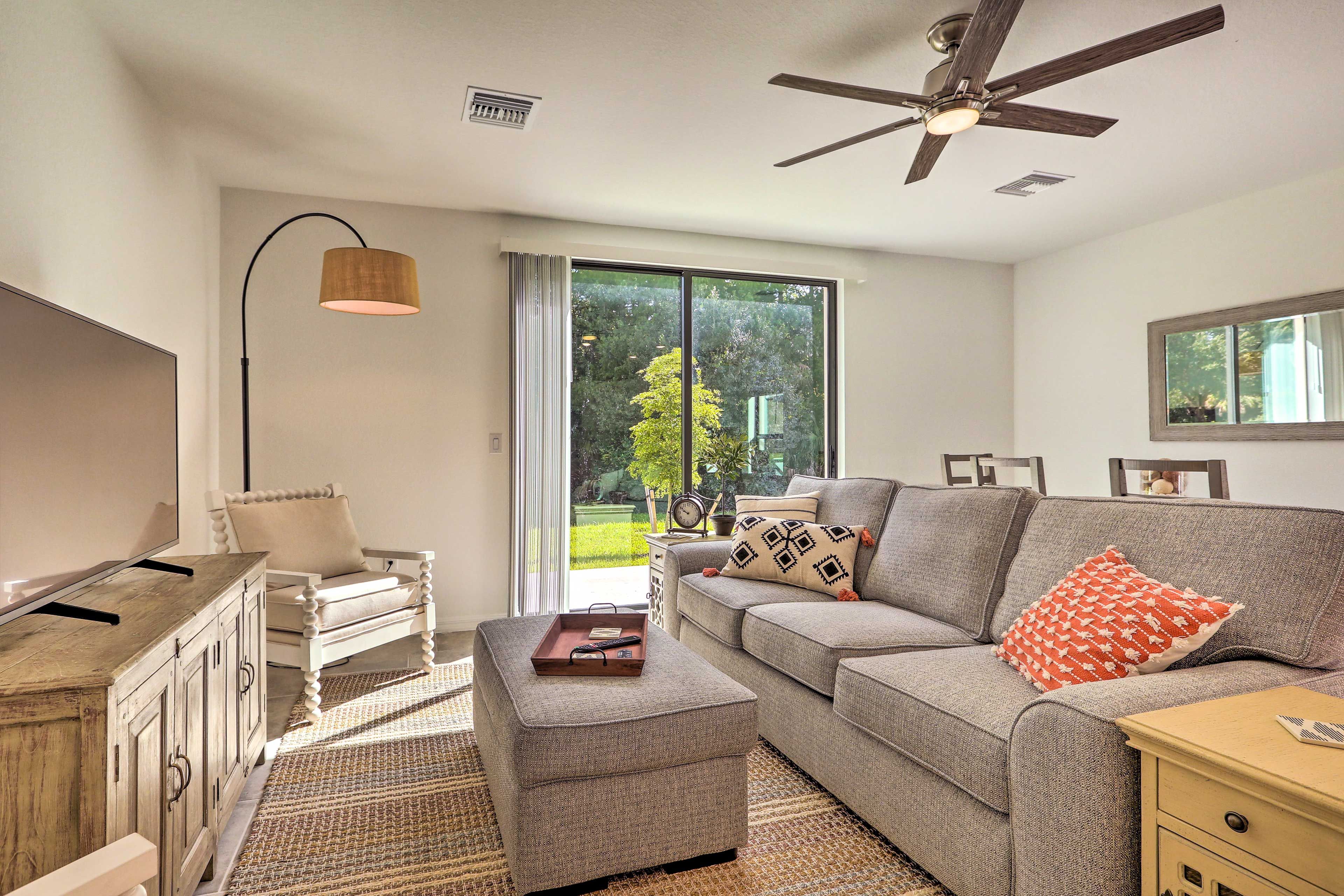 Living Room | Sleeper Sofa | 1st Floor | Central AC | Free WiFi | Smart TV