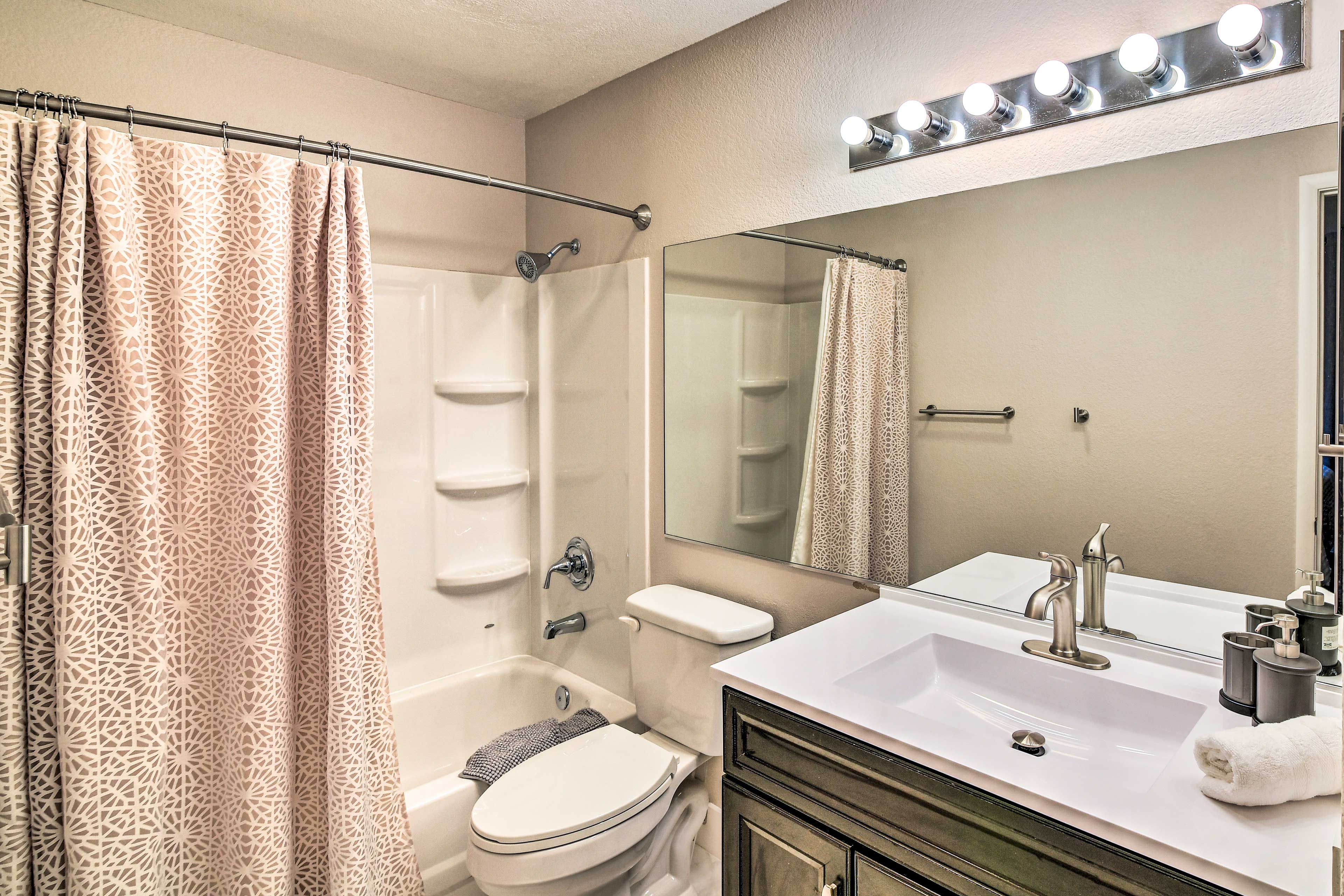 En-Suite Bathroom | Complimentary Toiletries | Towels Provided