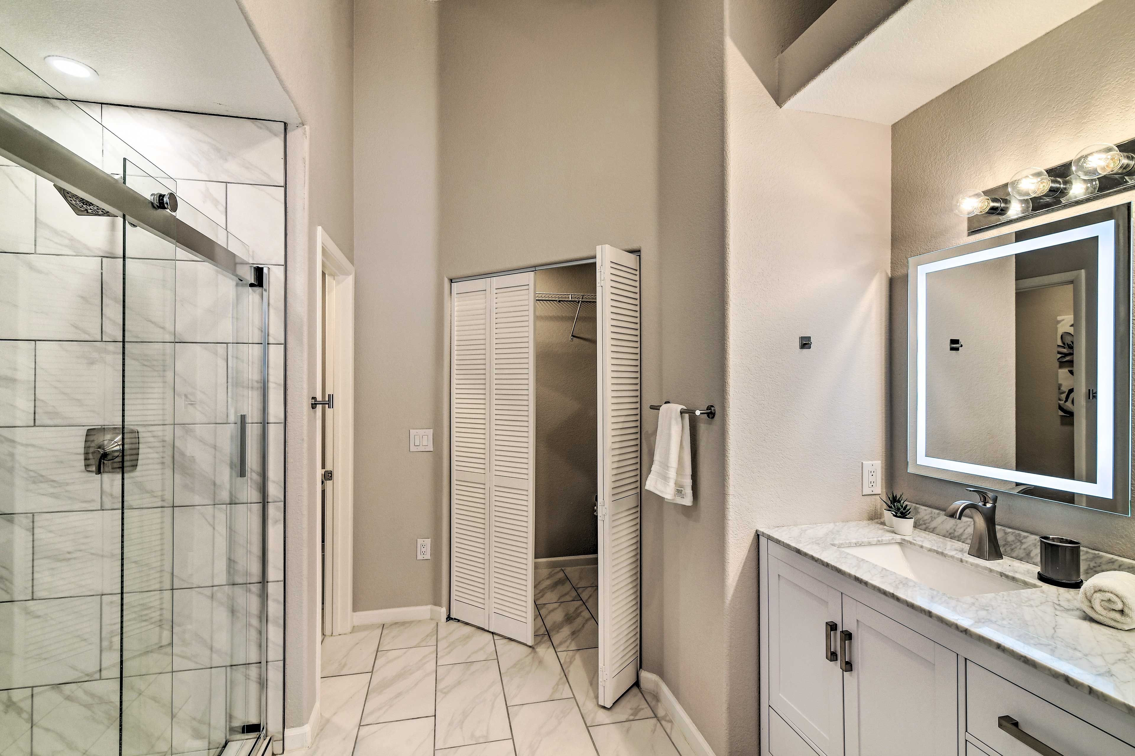 En-Suite Bathroom | Linens Provided | Hair Dryer