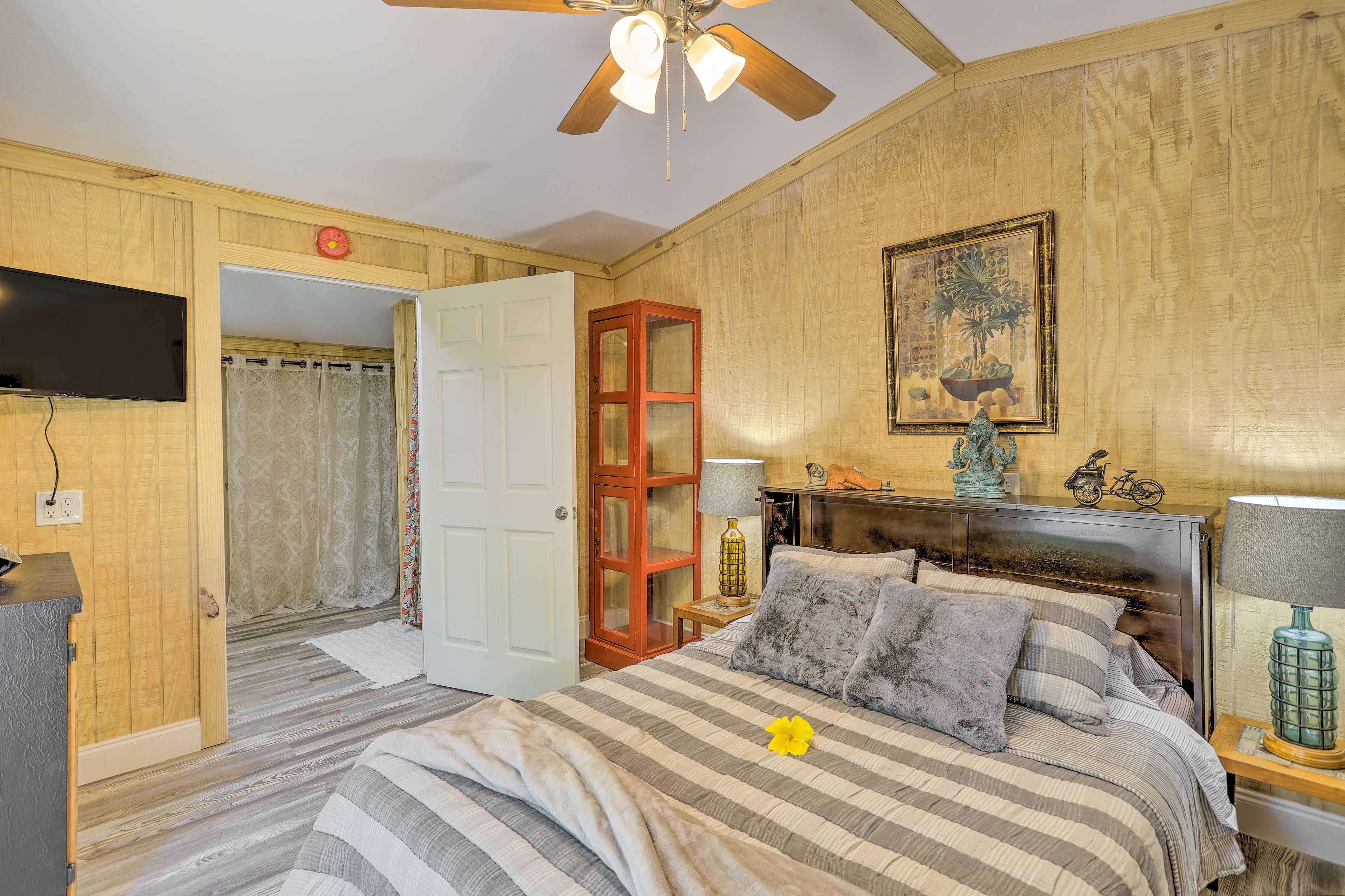 Studio | Smart TV w/ Cable | Board Games | Queen Bed | Linens Provided