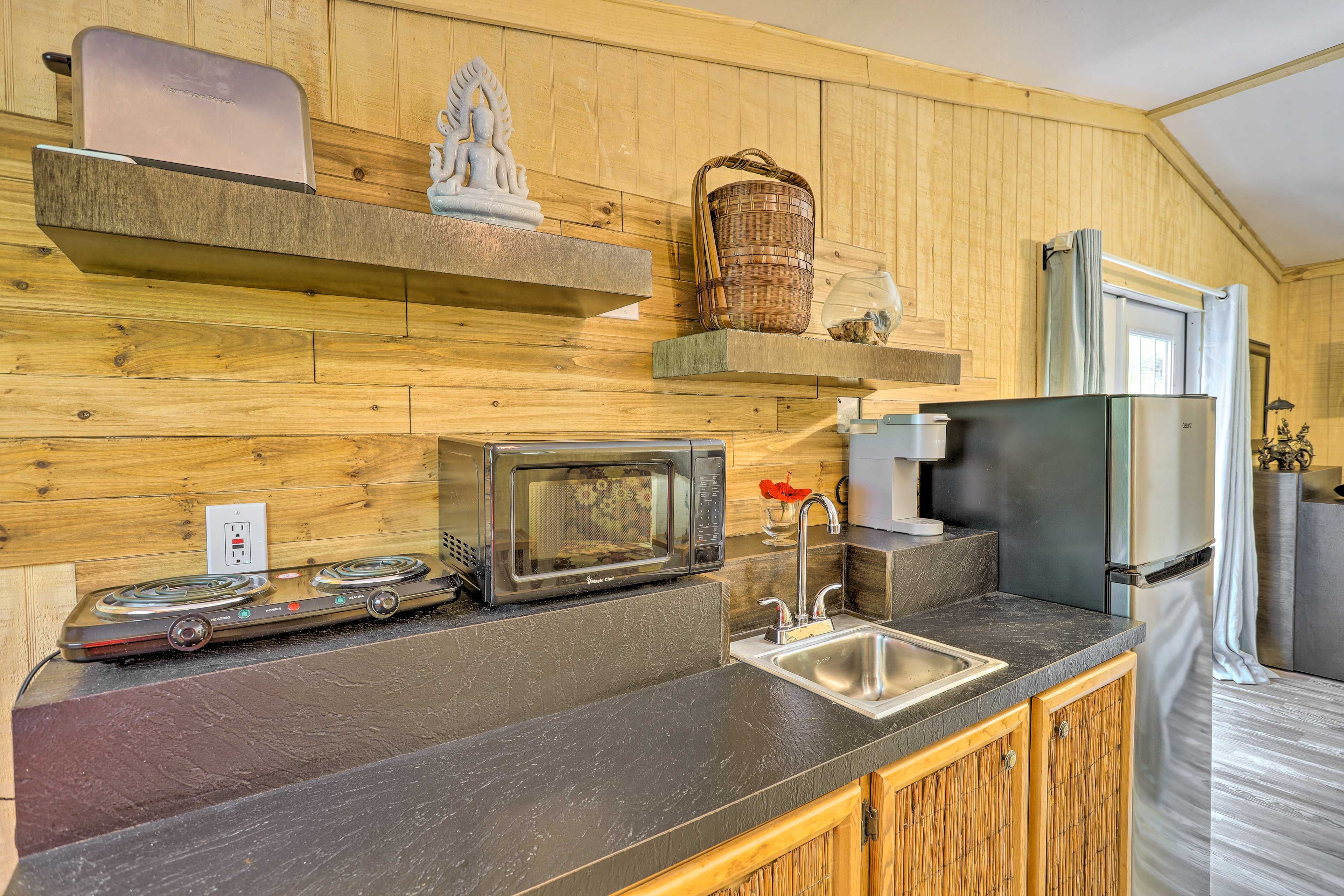 Kitchenette | Toaster | Blender | Trash Bags | Paper Towels