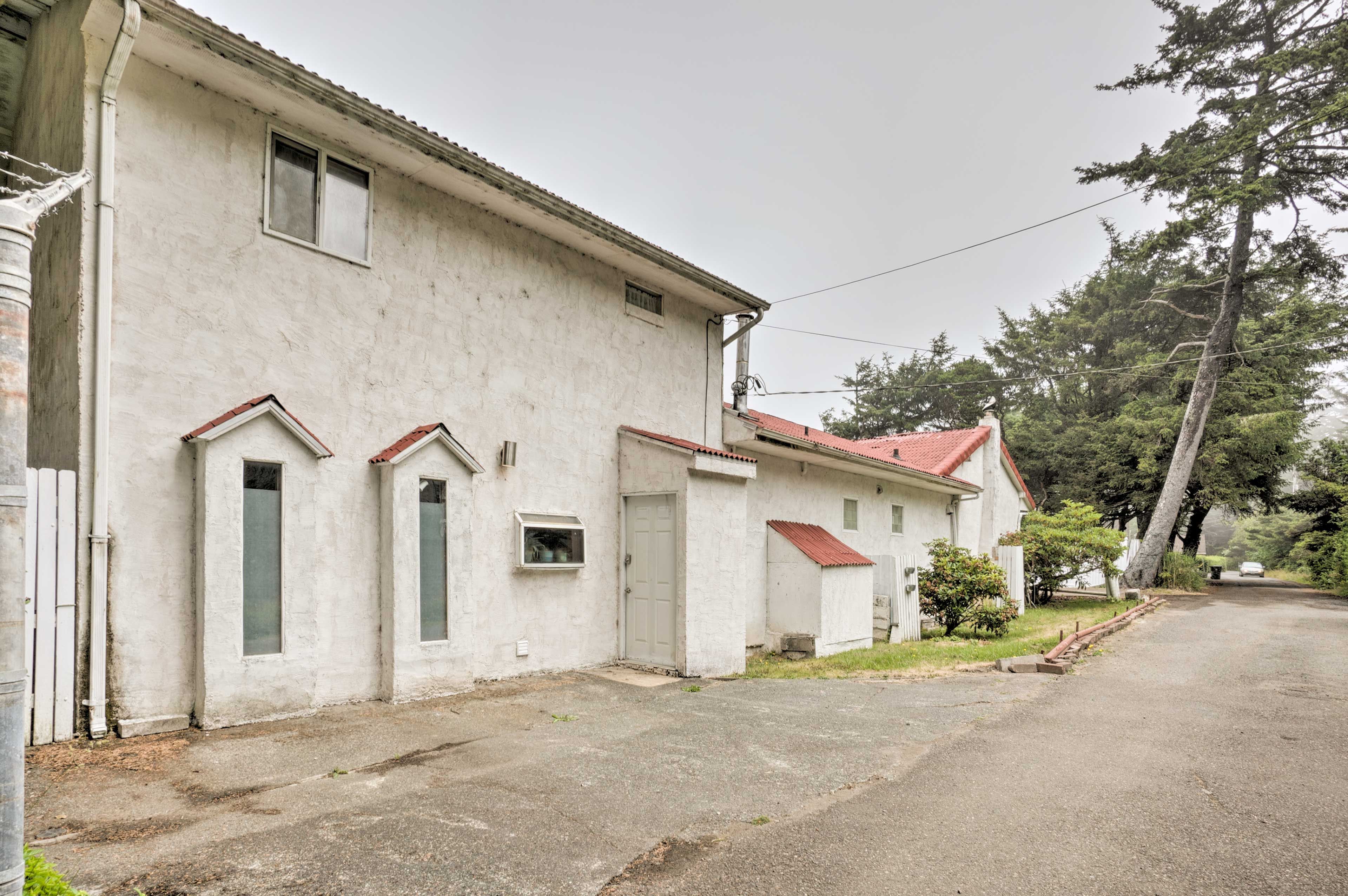 Parking | Driveway (3 Vehicles) | Garage (1 Vehicle)