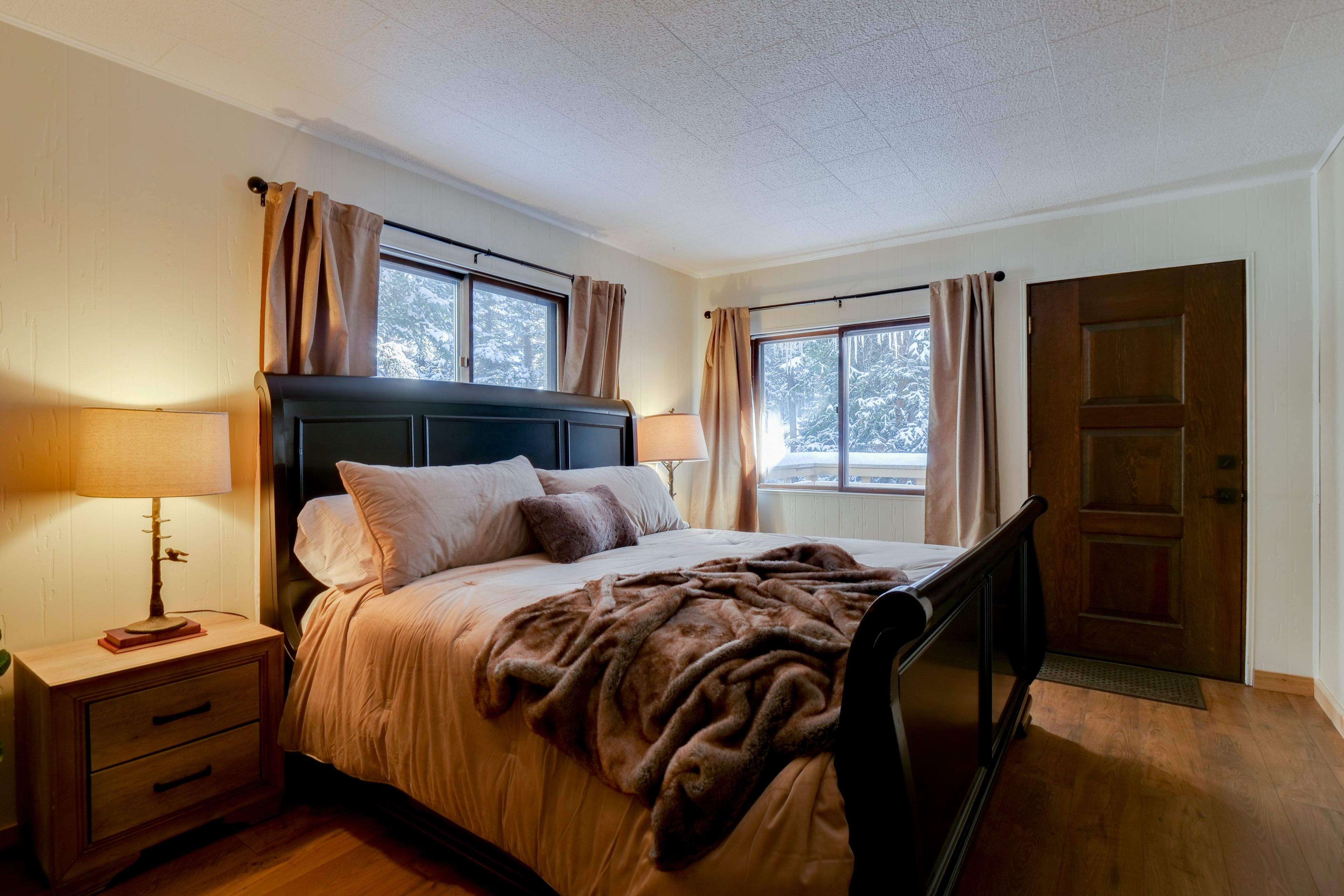 Bedroom 1 | King Bed | 1st Floor | Linens Provided