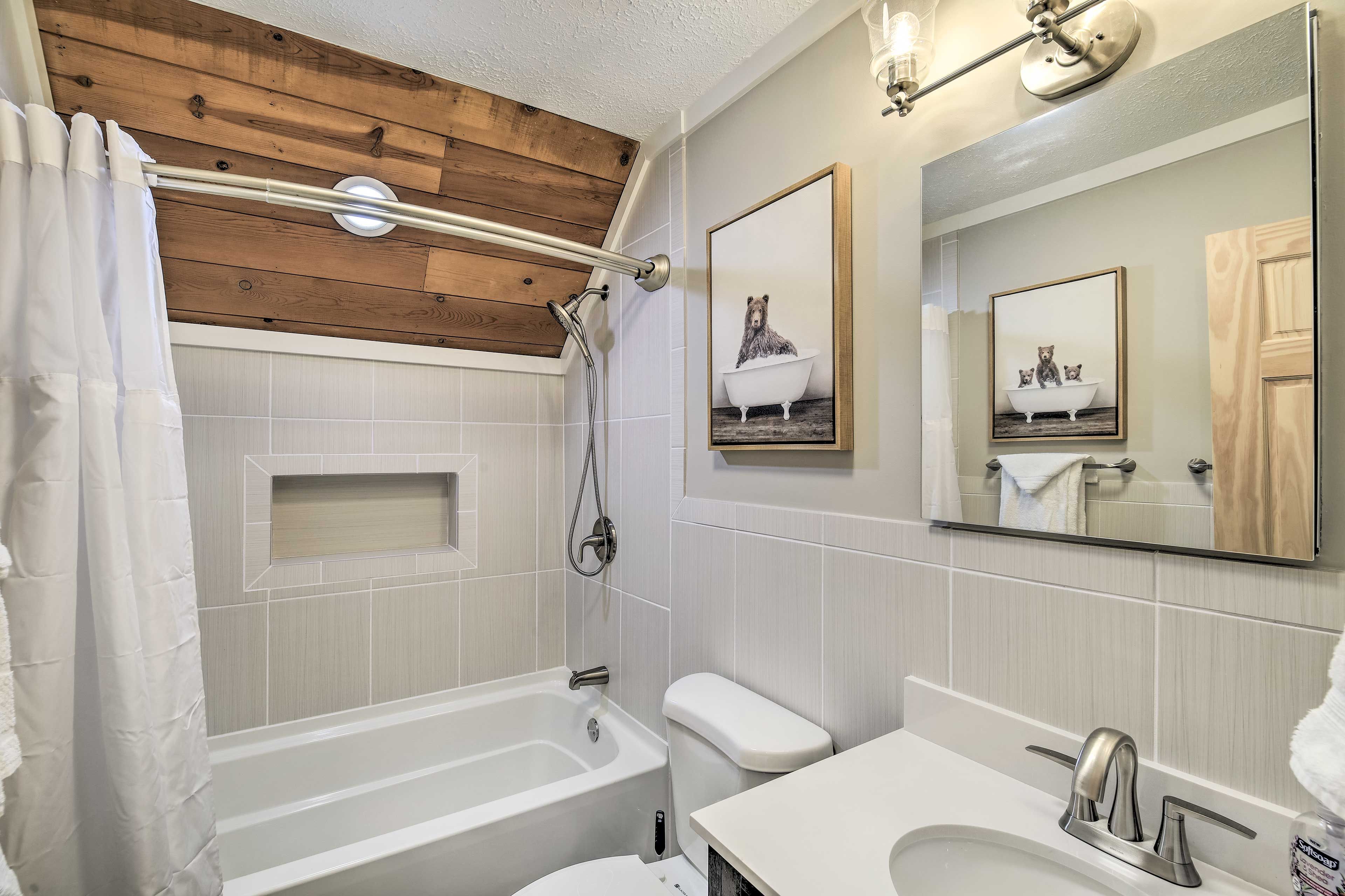 Full Bathroom | 2nd Floor
