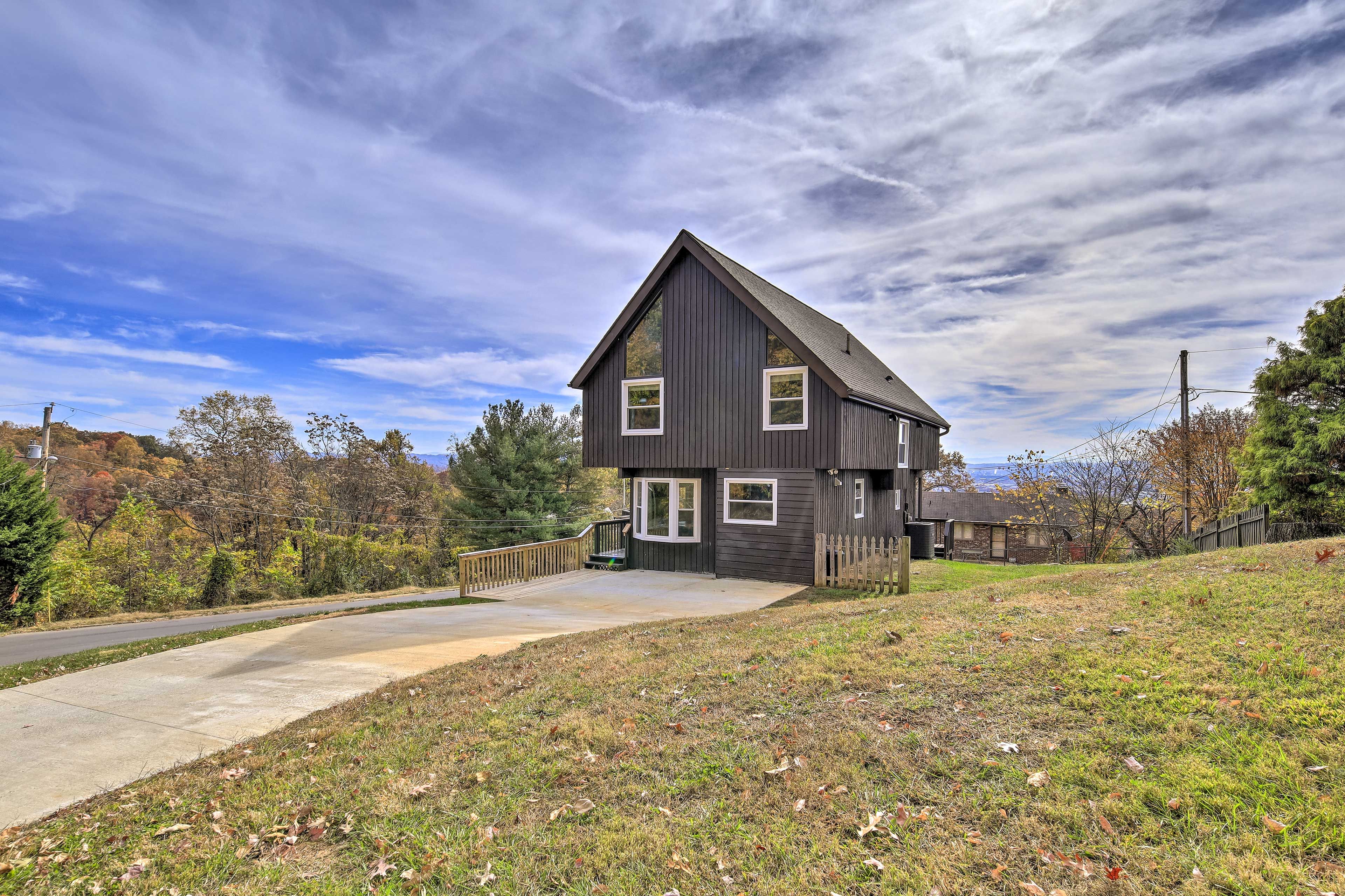 Property Exterior | Upper & Lower Driveways (10 Vehicles)