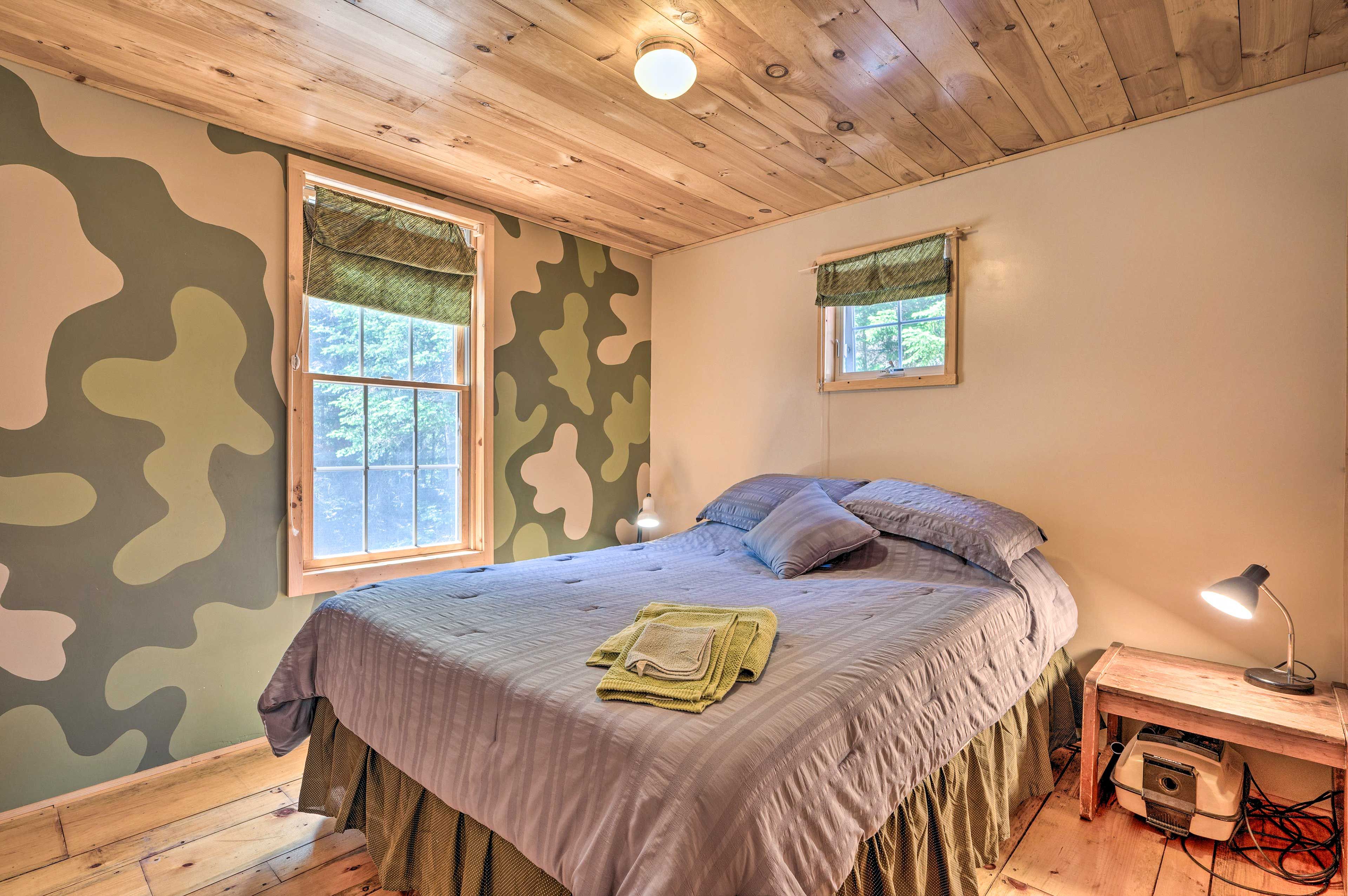 Bedroom 1 | Queen Bed | Main Floor