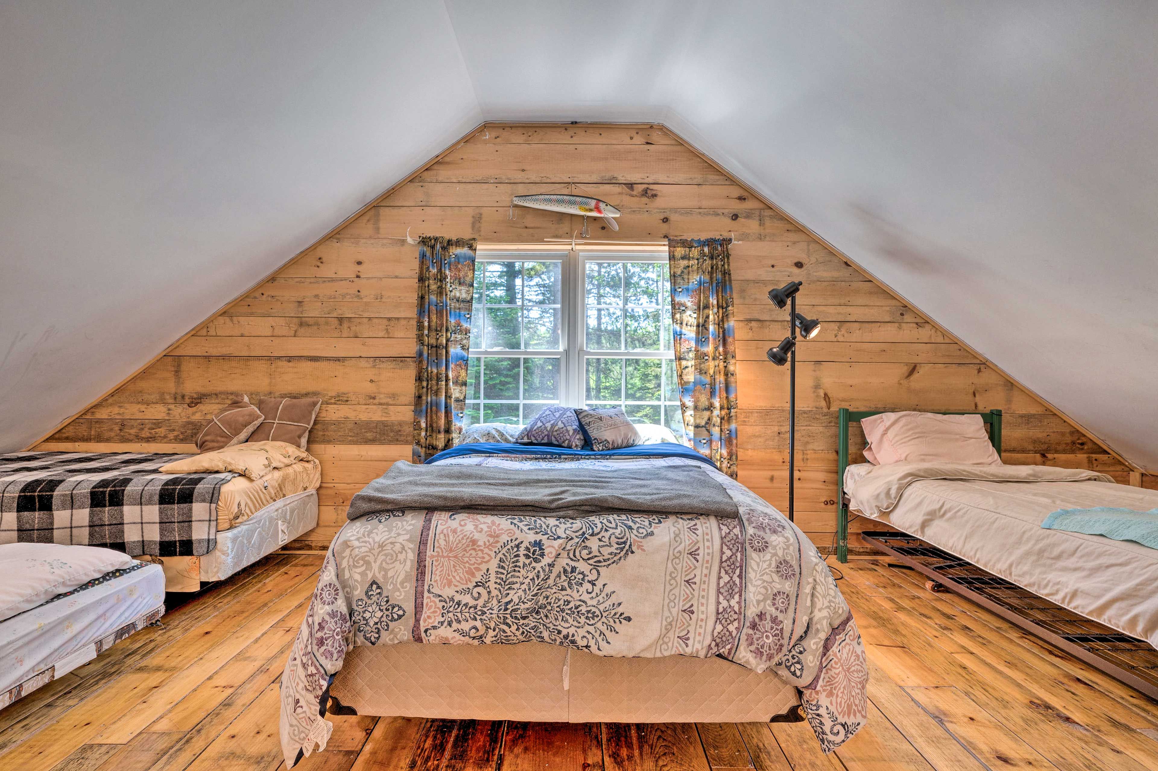 Loft | Queen Bed | 3 Twin Beds