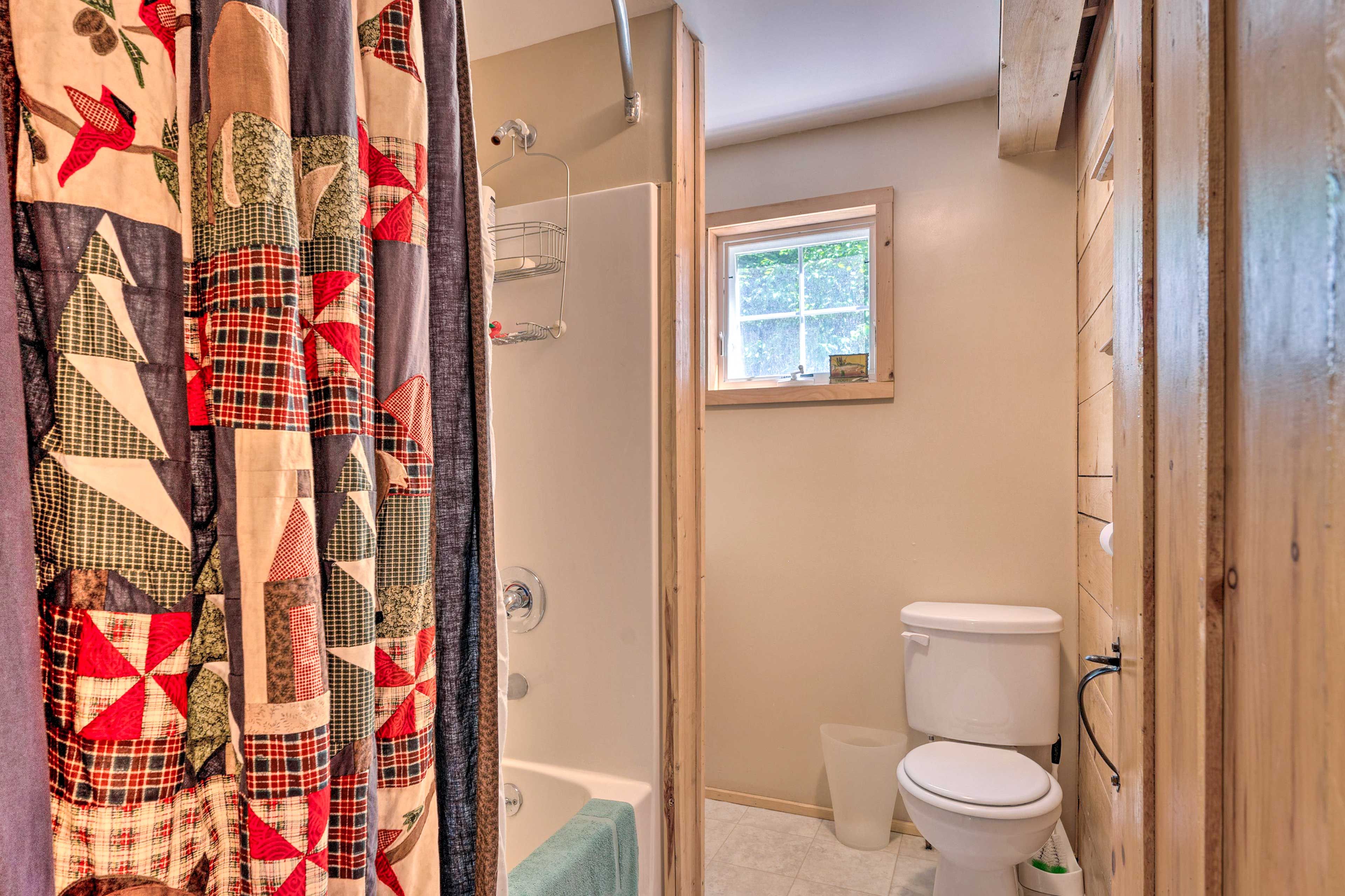 Full Bathroom | Main Floor | Towels Provided