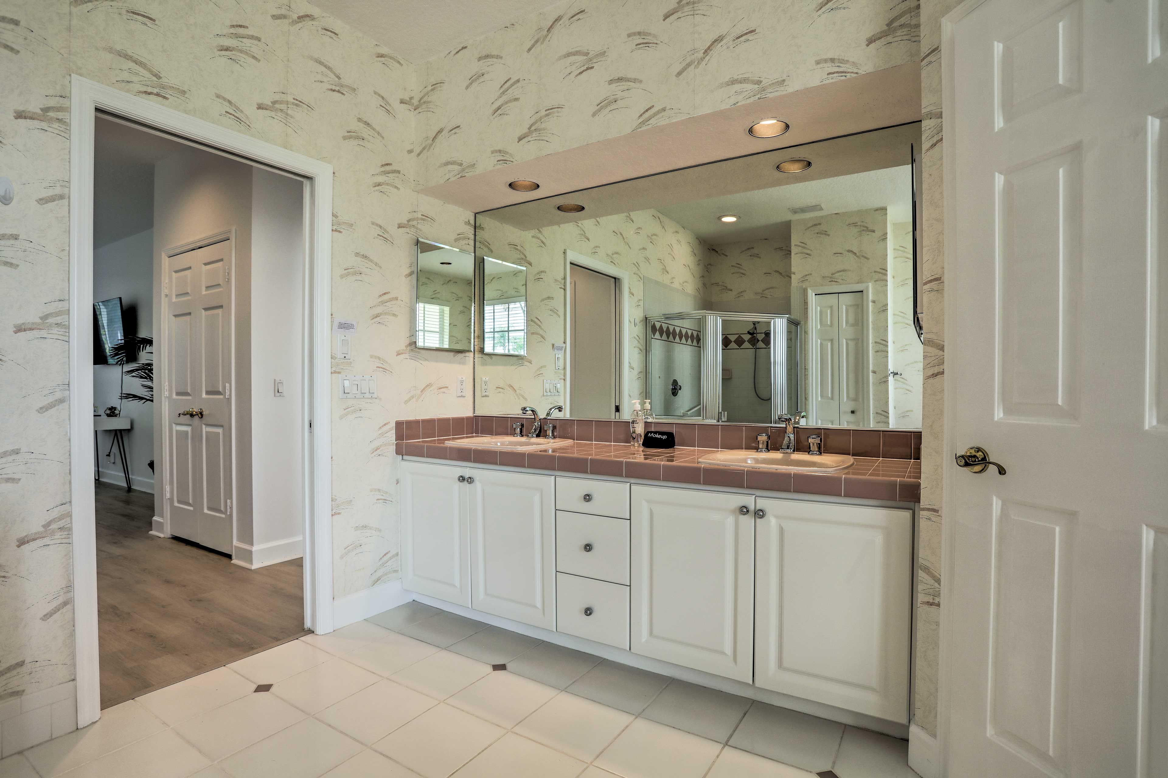 En-Suite Bathroom | Soaking Tub | Complimentary Toiletries