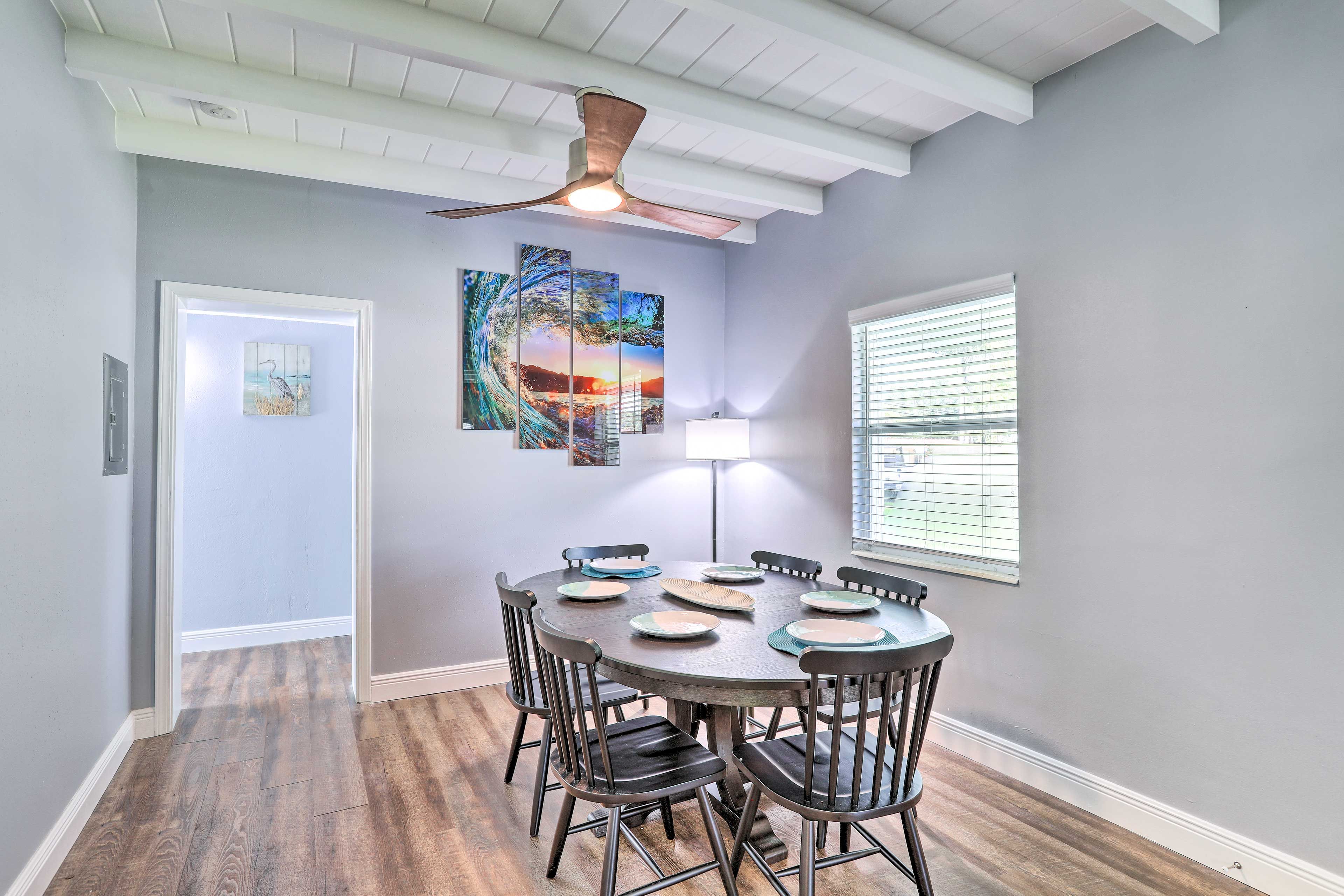 Dining Area | Dishware/Flatware Provided