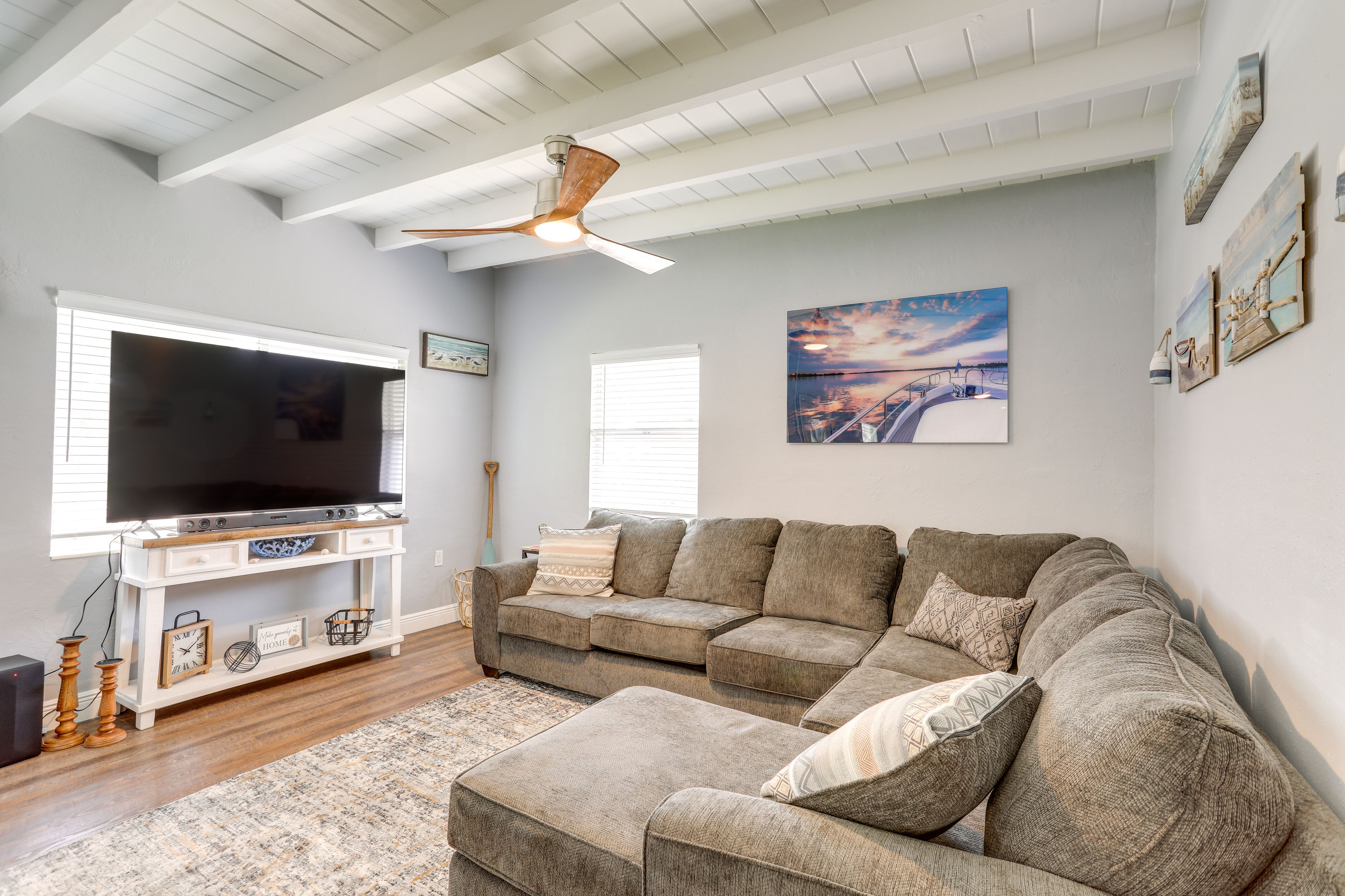 Living Room | Free WiFi | Central A/C | Smart TV