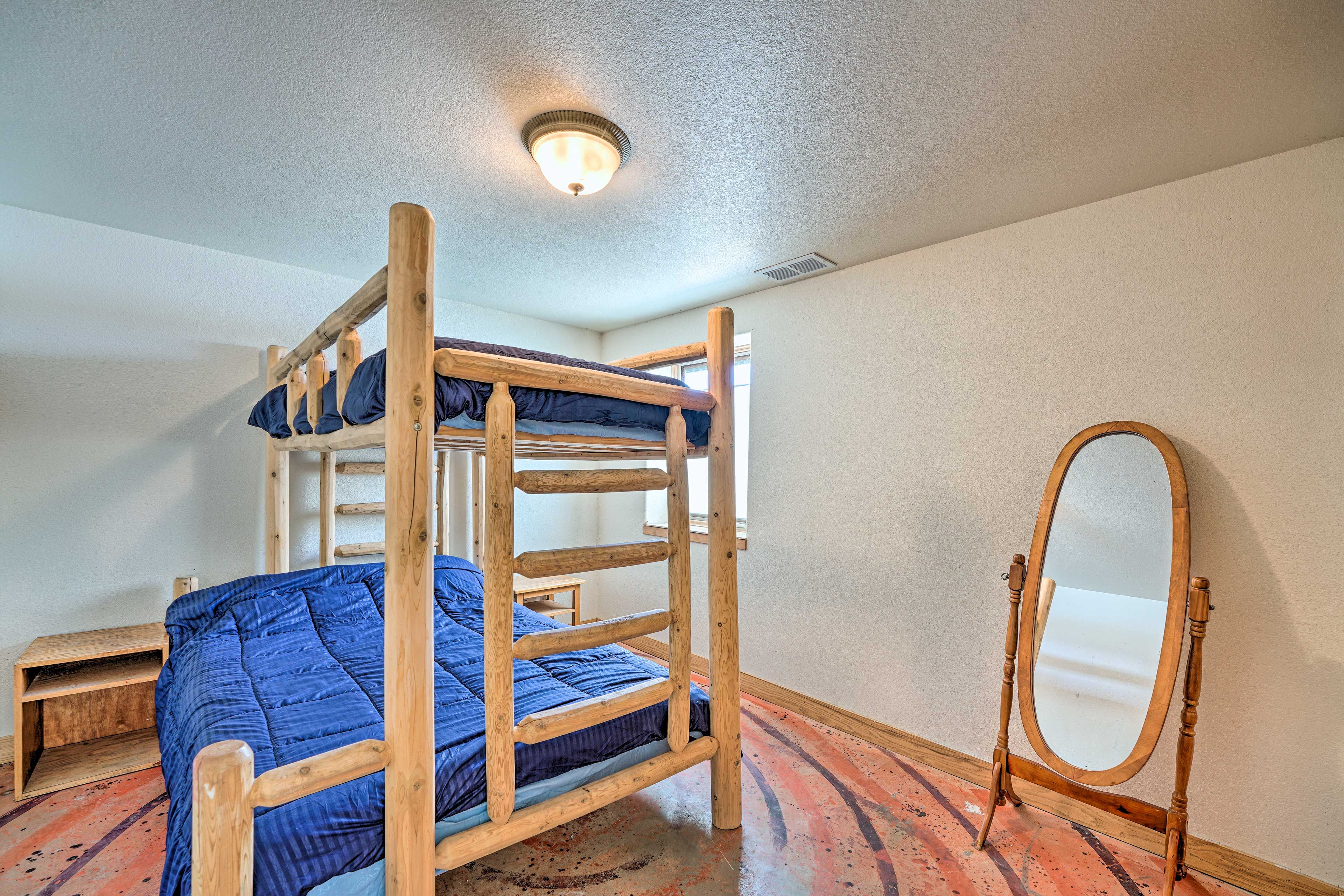 Bedroom 3 | Twin/Full Bunk Bed
