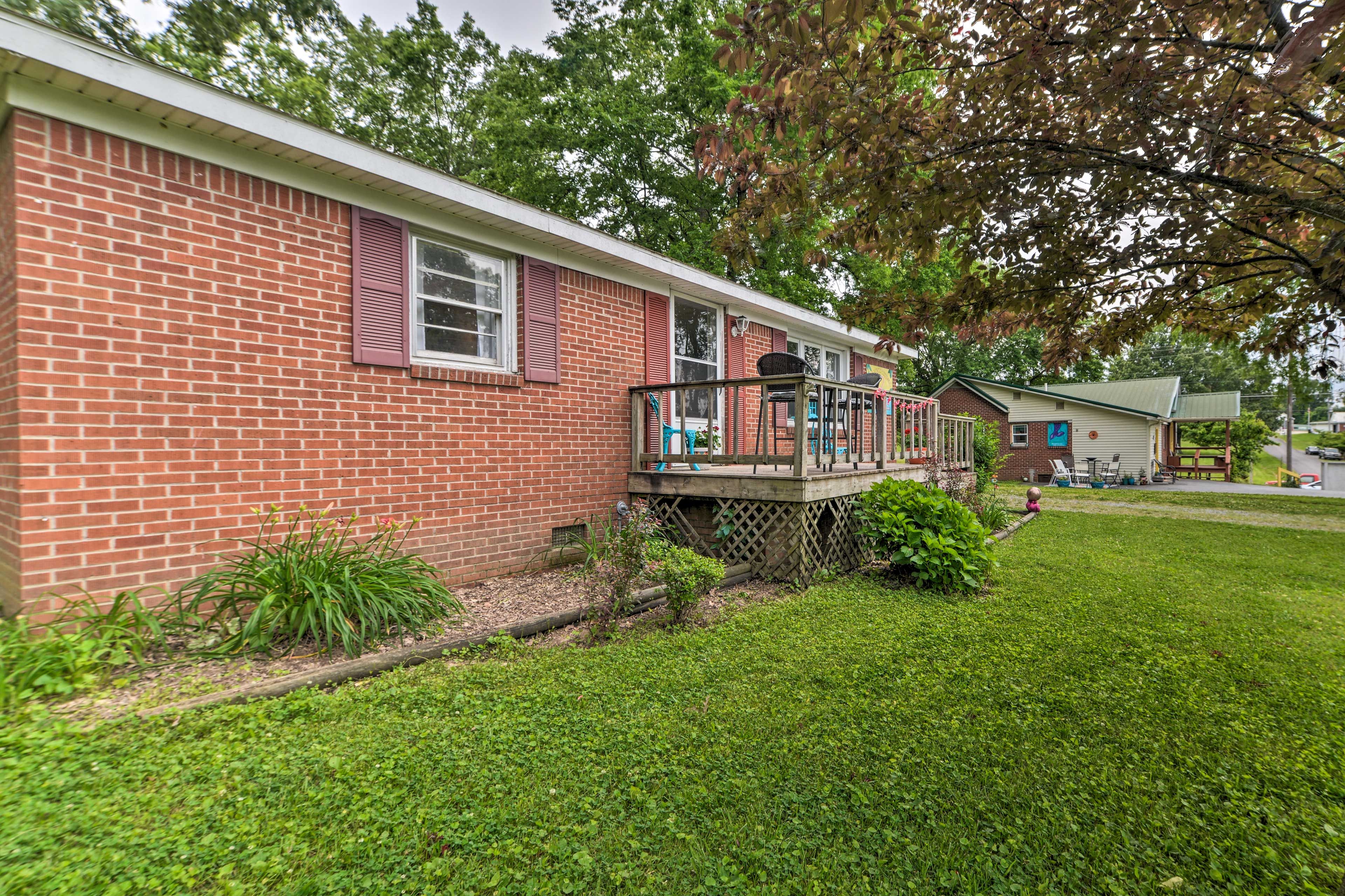 Front Yard | Gravel Driveway Parking (2 Vehicles)