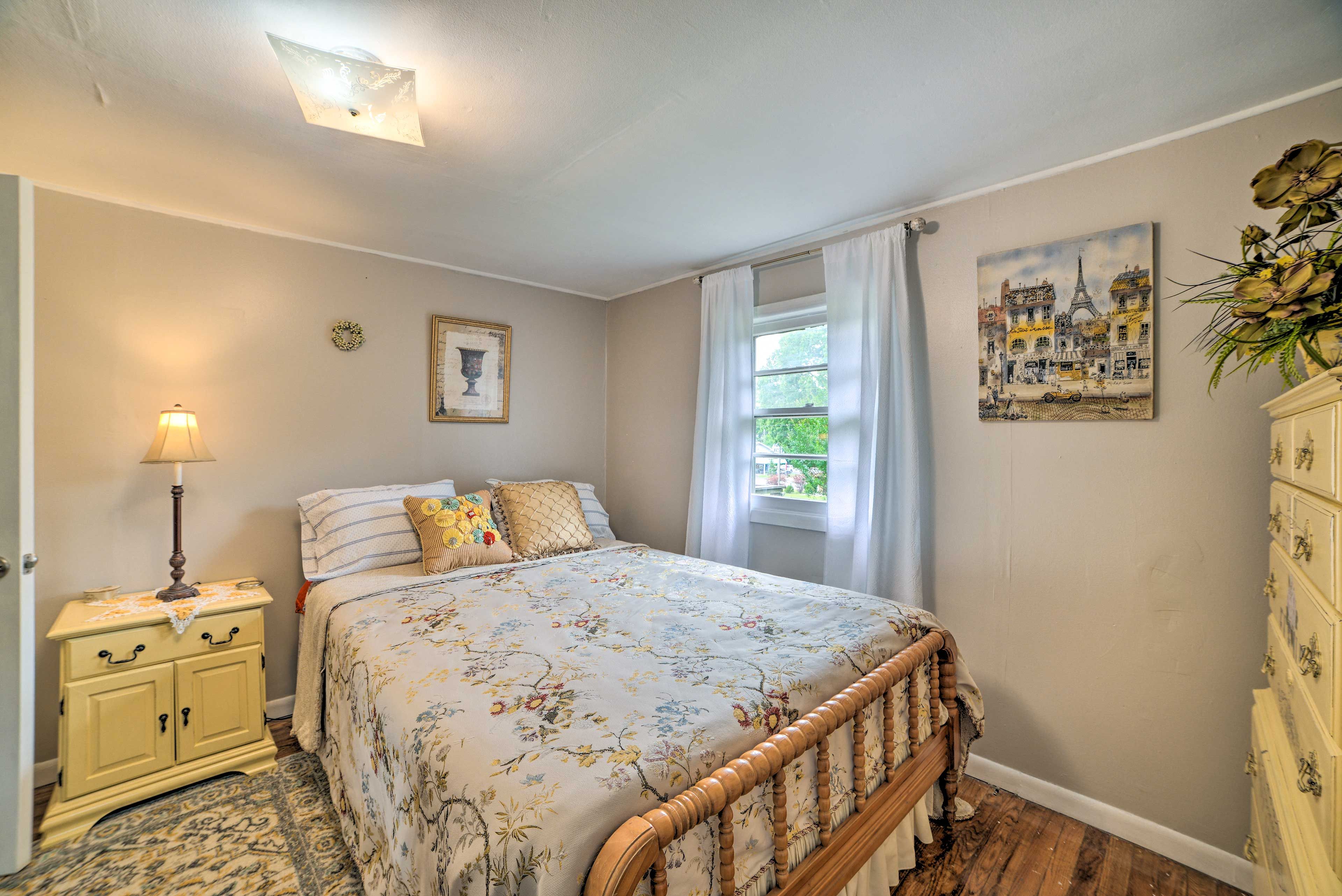Bedroom 1 (Yellow Room) | Queen Bed | Linens Provided | 1st Floor