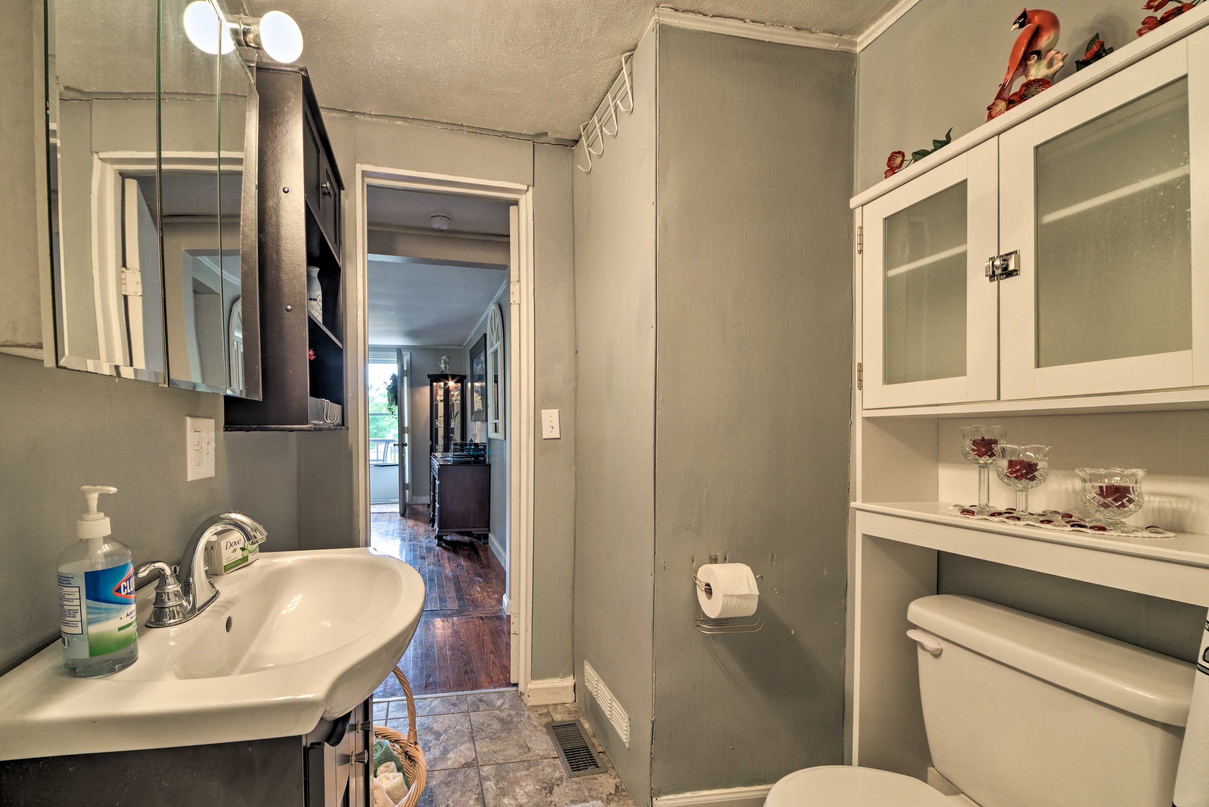 Full Bathroom | Hair Dryer | Towels Provided
